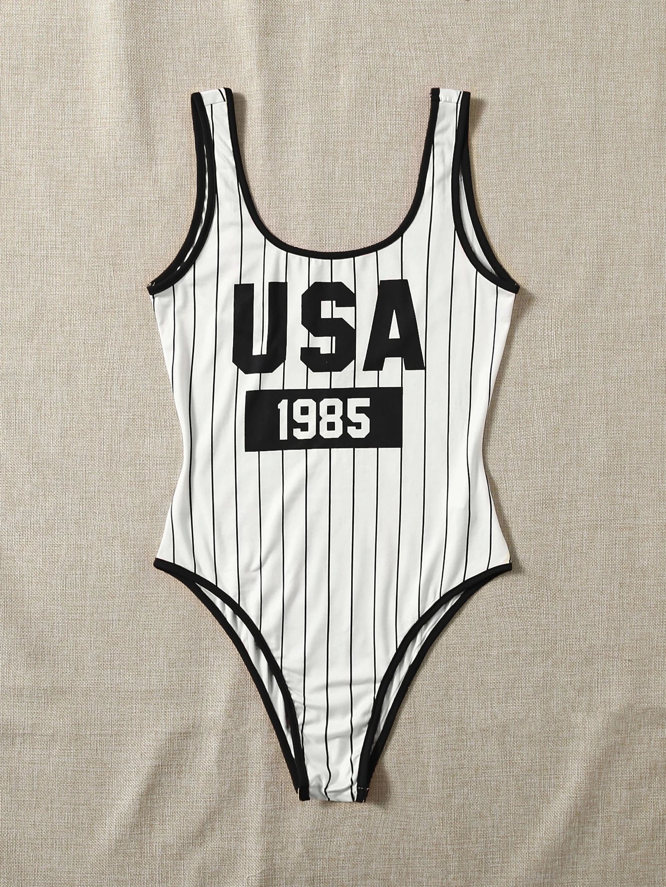 Body Listrado E Com Letras Gráficas E Contraste De Amarração