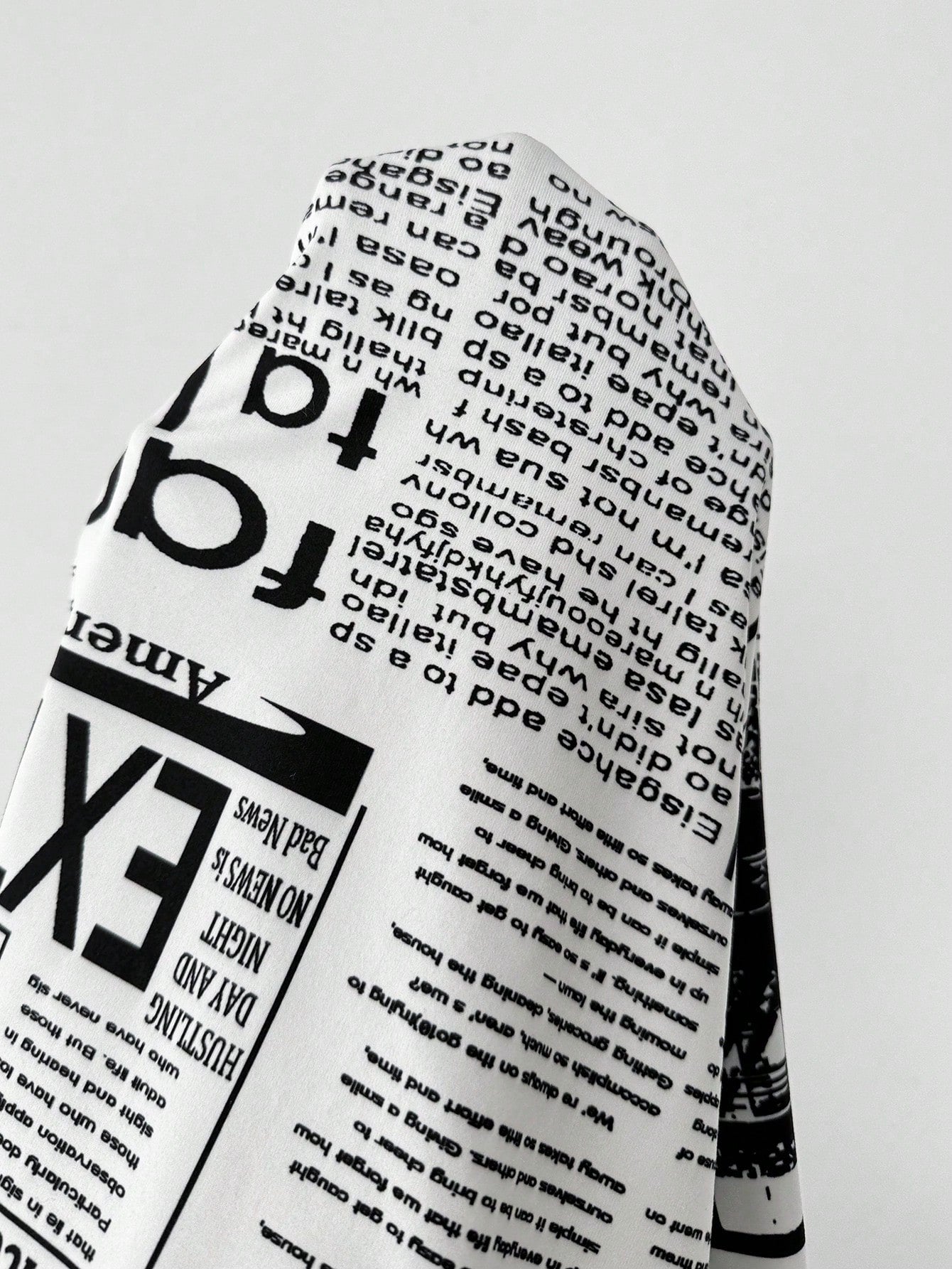 SHEIN LUNE Camisa Ajustada Estampada com Impressão de Jornal para Mulheres