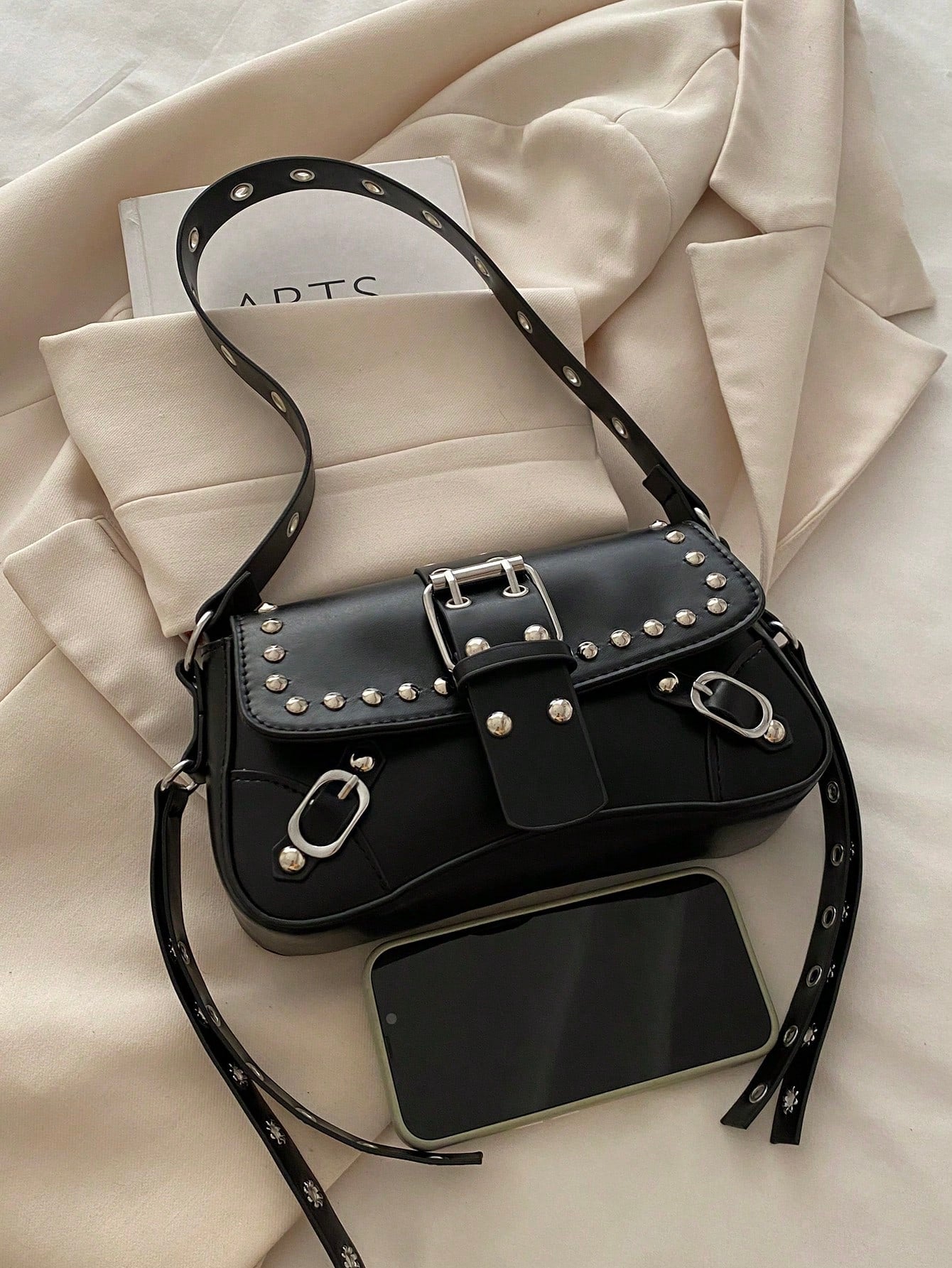 Bolsa de Ombro Feminina Decorada com Rebite da Moda, Bolsa Axilar, Bolsa Meia-Lua, Bolsa de Motoqueiro com Fecho de Cinto de Couro