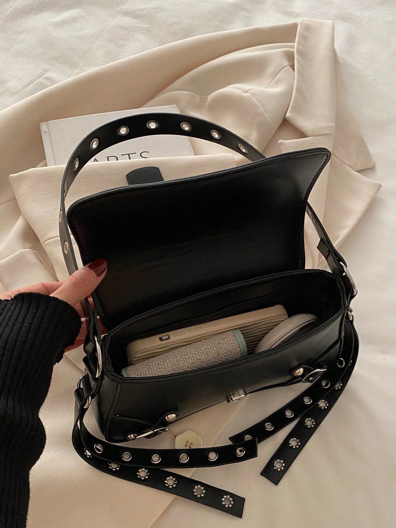 Bolsa de Ombro Feminina Decorada com Rebite da Moda, Bolsa Axilar, Bolsa Meia-Lua, Bolsa de Motoqueiro com Fecho de Cinto de Couro