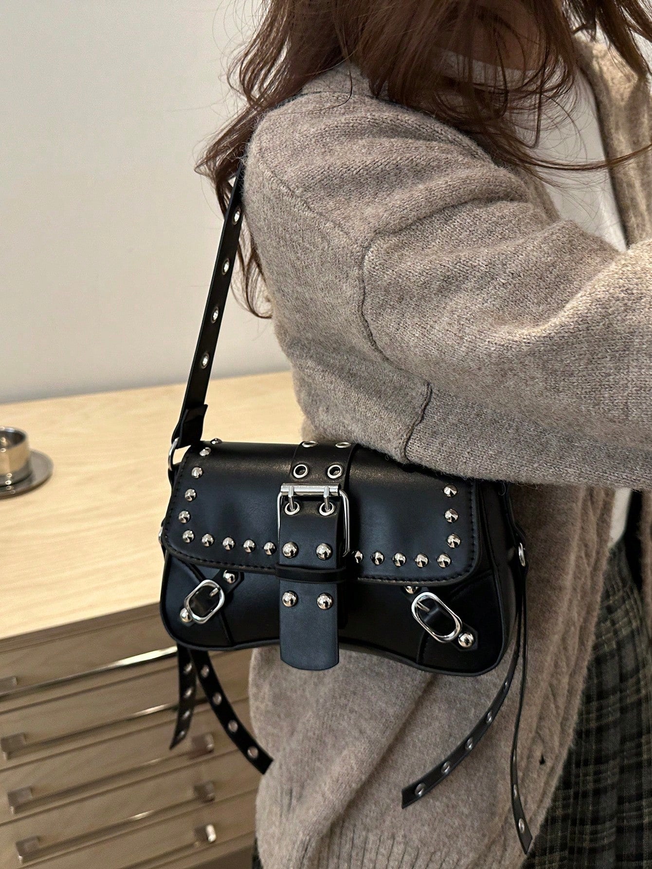 Bolsa de Ombro Feminina Decorada com Rebite da Moda, Bolsa Axilar, Bolsa Meia-Lua, Bolsa de Motoqueiro com Fecho de Cinto de Couro