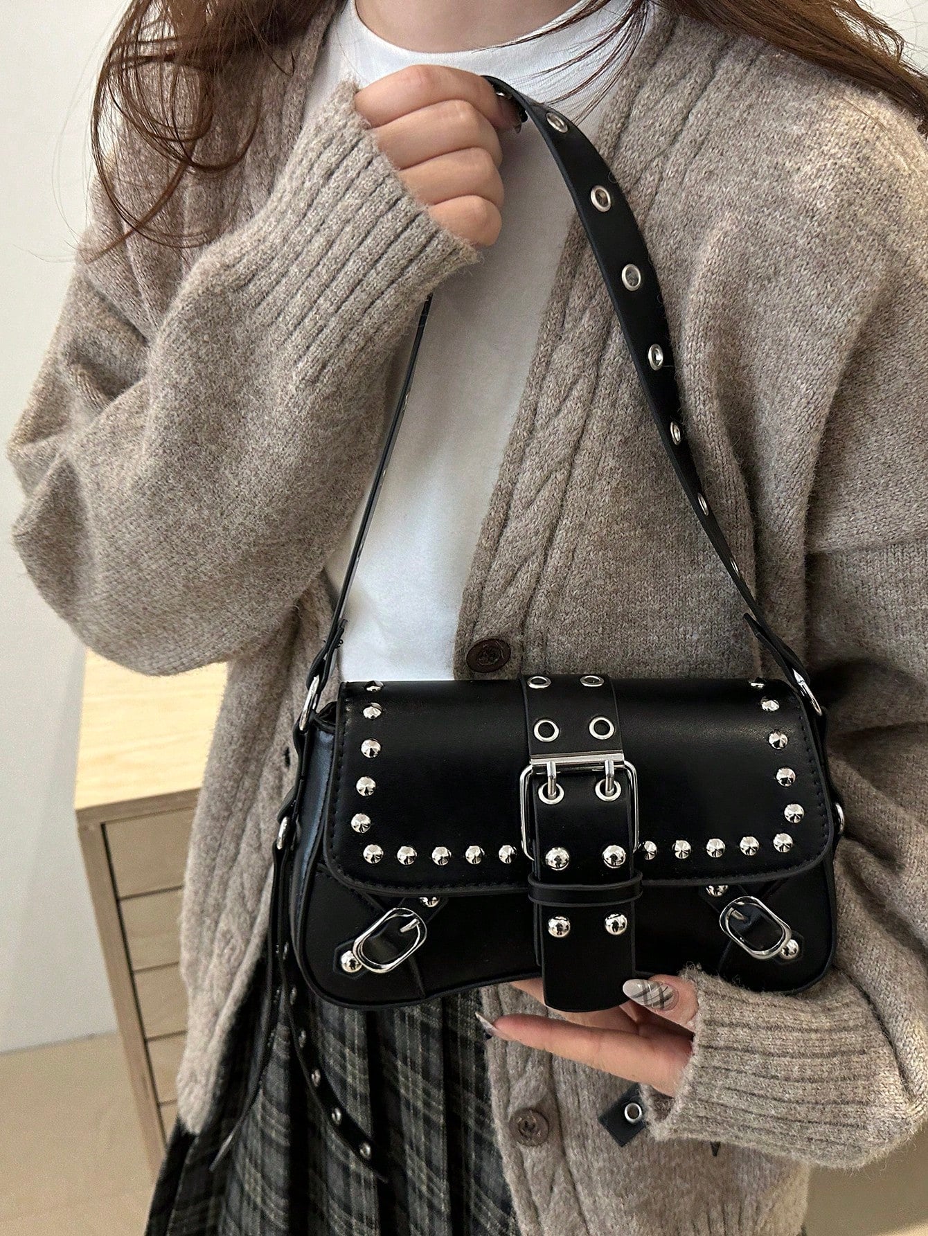 Bolsa de Ombro Feminina Decorada com Rebite da Moda, Bolsa Axilar, Bolsa Meia-Lua, Bolsa de Motoqueiro com Fecho de Cinto de Couro
