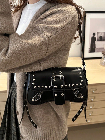 Bolsa de Ombro Feminina Decorada com Rebite da Moda, Bolsa Axilar, Bolsa Meia-Lua, Bolsa de Motoqueiro com Fecho de Cinto de Couro