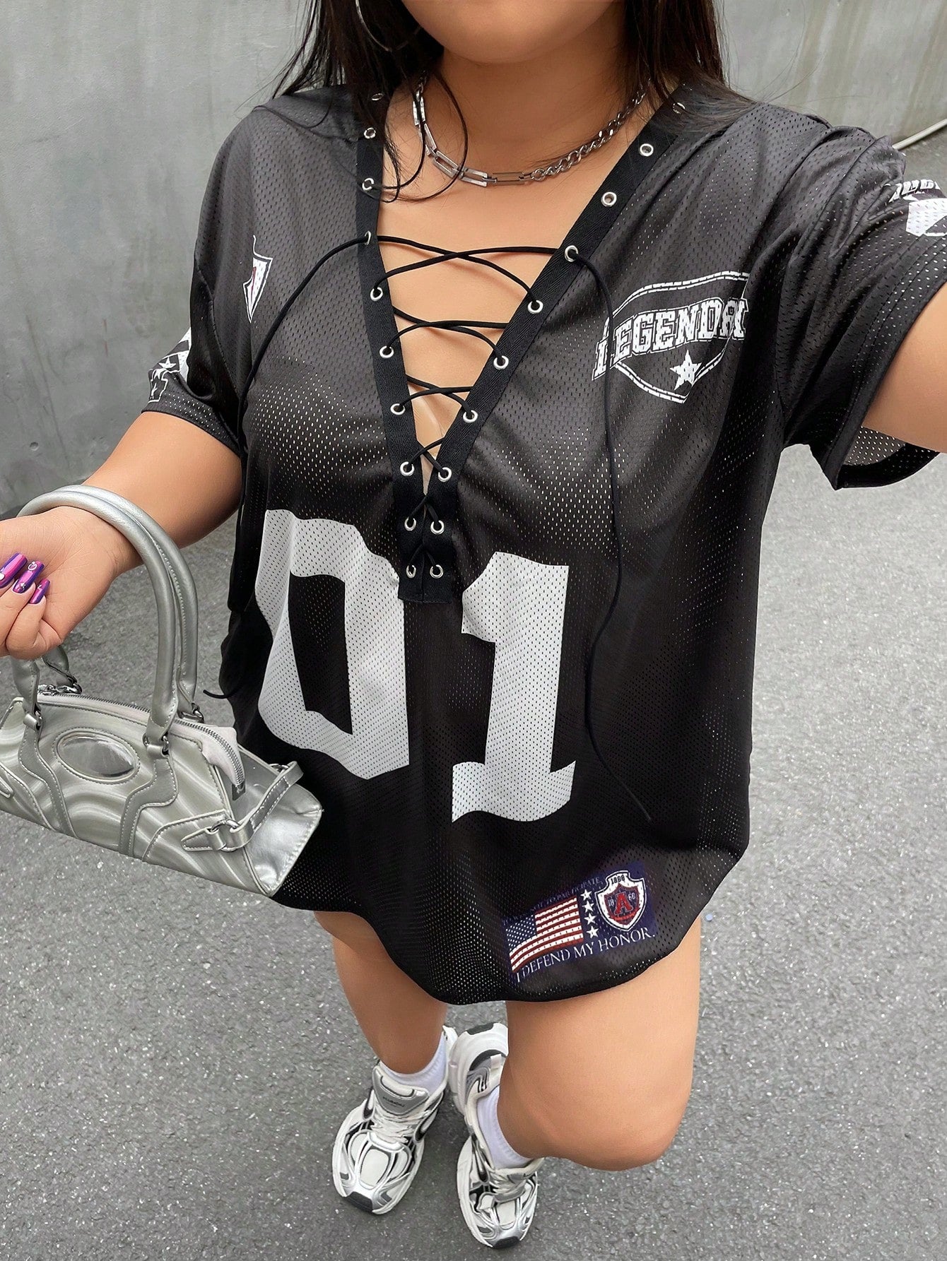 Camiseta Preta Larga com Cordão e Pompom, Plus Size