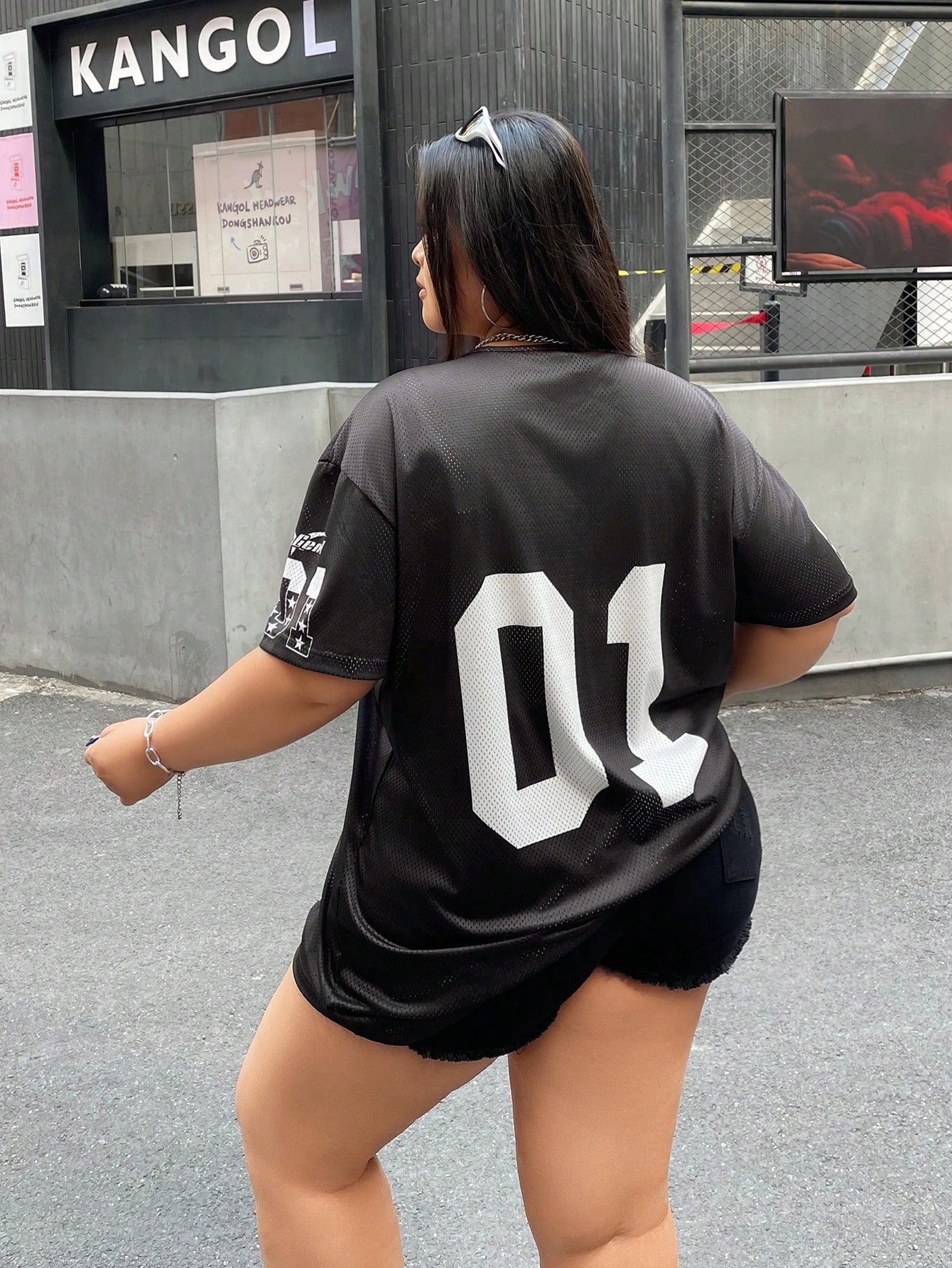 Camiseta Preta Larga com Cordão e Pompom, Plus Size