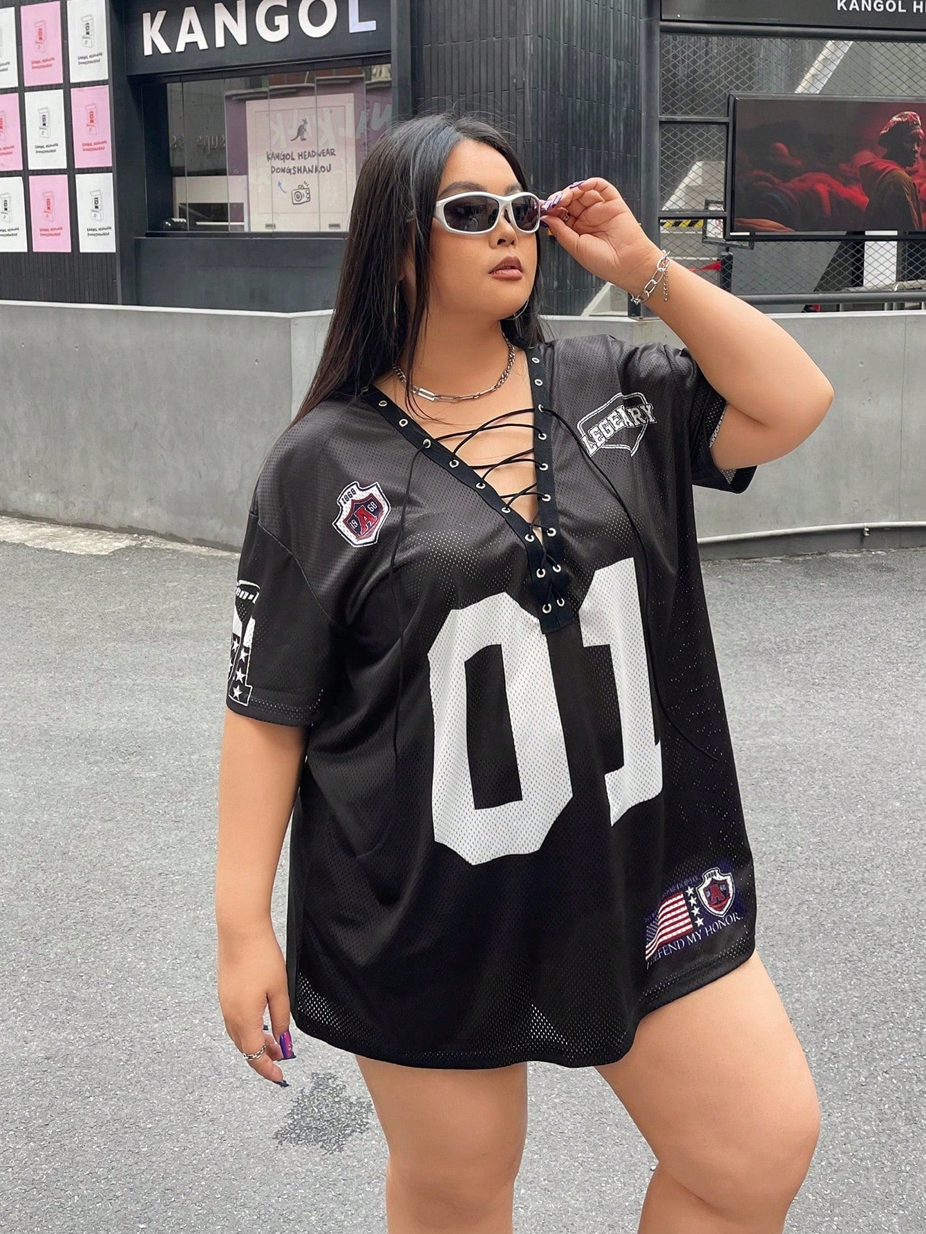 Camiseta Preta Larga com Cordão e Pompom, Plus Size