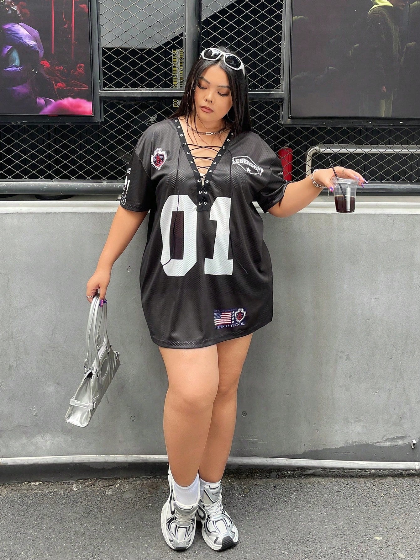 Camiseta Preta Larga com Cordão e Pompom, Plus Size