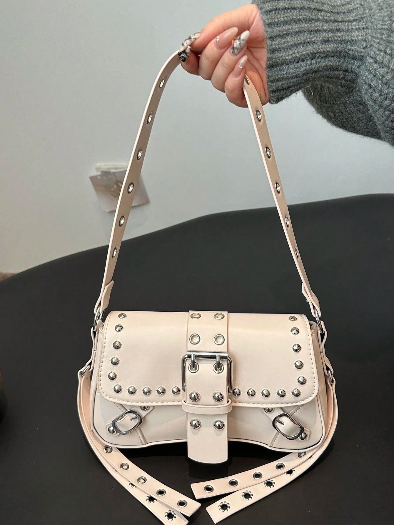 Bolsa de Ombro Feminina Decorada com Rebite da Moda, Bolsa Axilar, Bolsa Meia-Lua, Bolsa de Motoqueiro com Fecho de Cinto de Couro