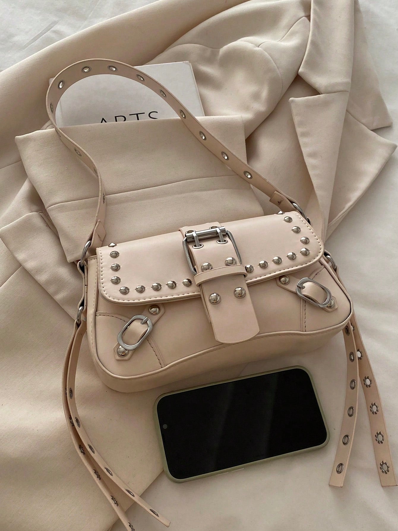 Bolsa de Ombro Feminina Decorada com Rebite da Moda, Bolsa Axilar, Bolsa Meia-Lua, Bolsa de Motoqueiro com Fecho de Cinto de Couro
