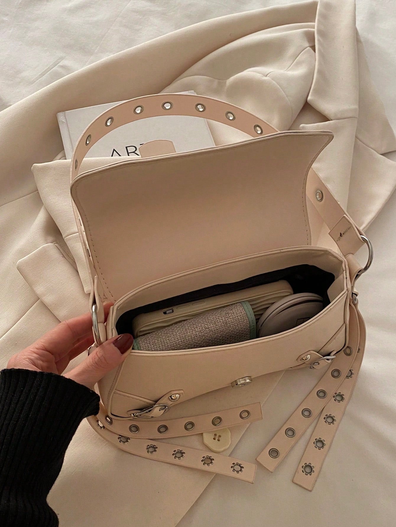 Bolsa de Ombro Feminina Decorada com Rebite da Moda, Bolsa Axilar, Bolsa Meia-Lua, Bolsa de Motoqueiro com Fecho de Cinto de Couro