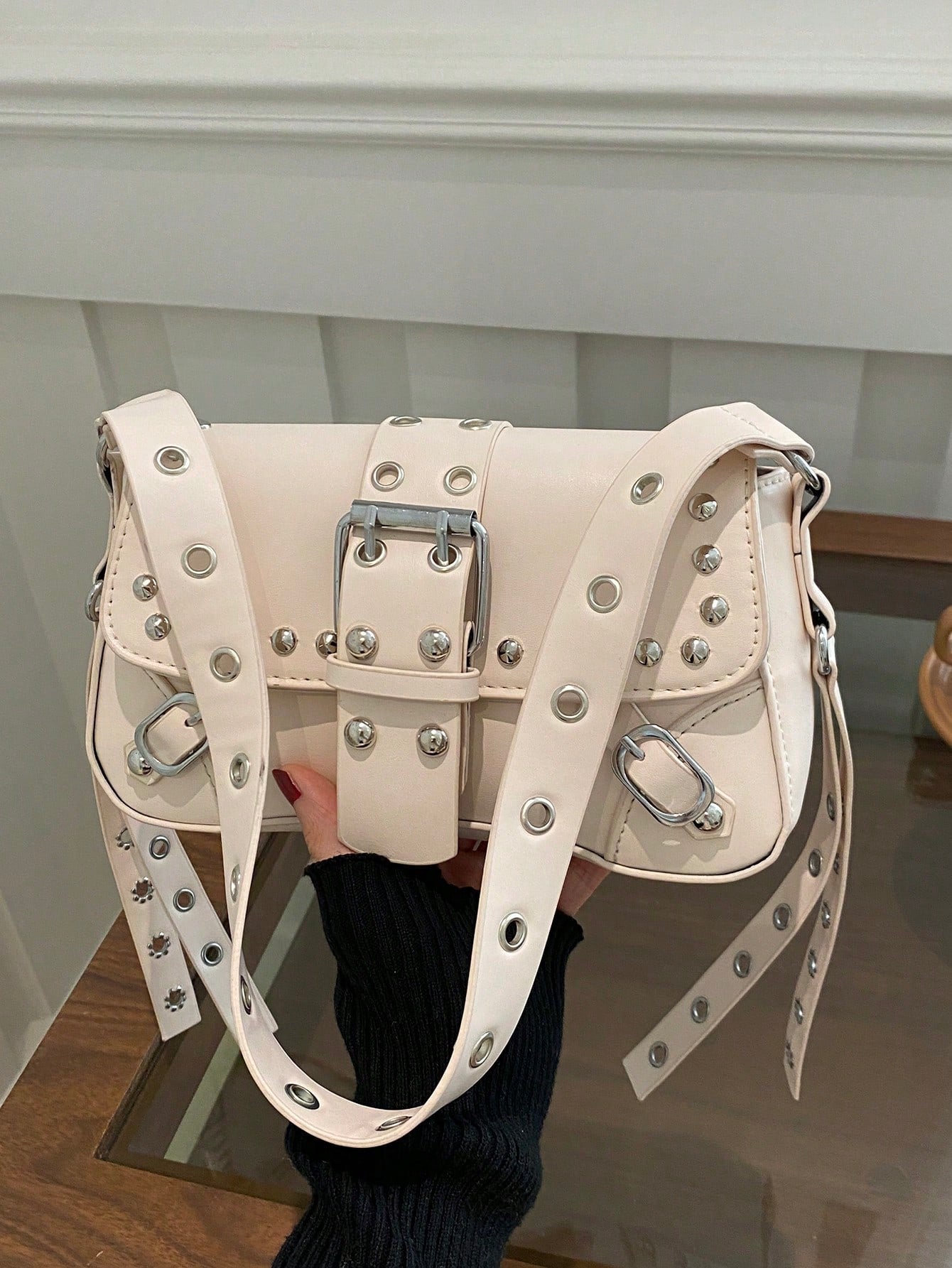 Bolsa de Ombro Feminina Decorada com Rebite da Moda, Bolsa Axilar, Bolsa Meia-Lua, Bolsa de Motoqueiro com Fecho de Cinto de Couro