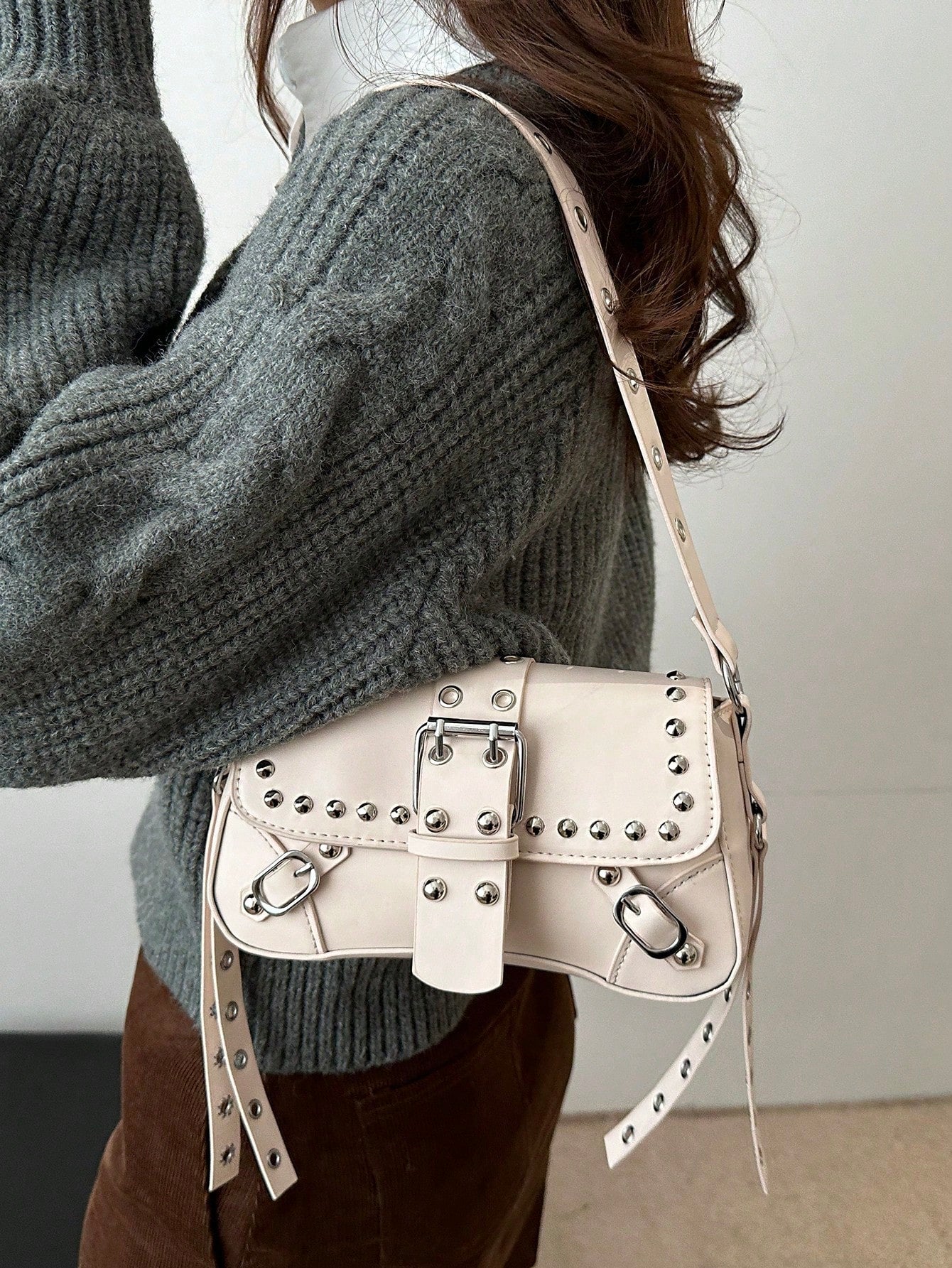 Bolsa de Ombro Feminina Decorada com Rebite da Moda, Bolsa Axilar, Bolsa Meia-Lua, Bolsa de Motoqueiro com Fecho de Cinto de Couro