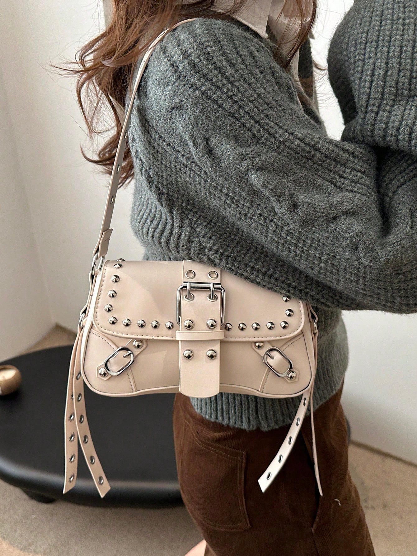 Bolsa de Ombro Feminina Decorada com Rebite da Moda, Bolsa Axilar, Bolsa Meia-Lua, Bolsa de Motoqueiro com Fecho de Cinto de Couro