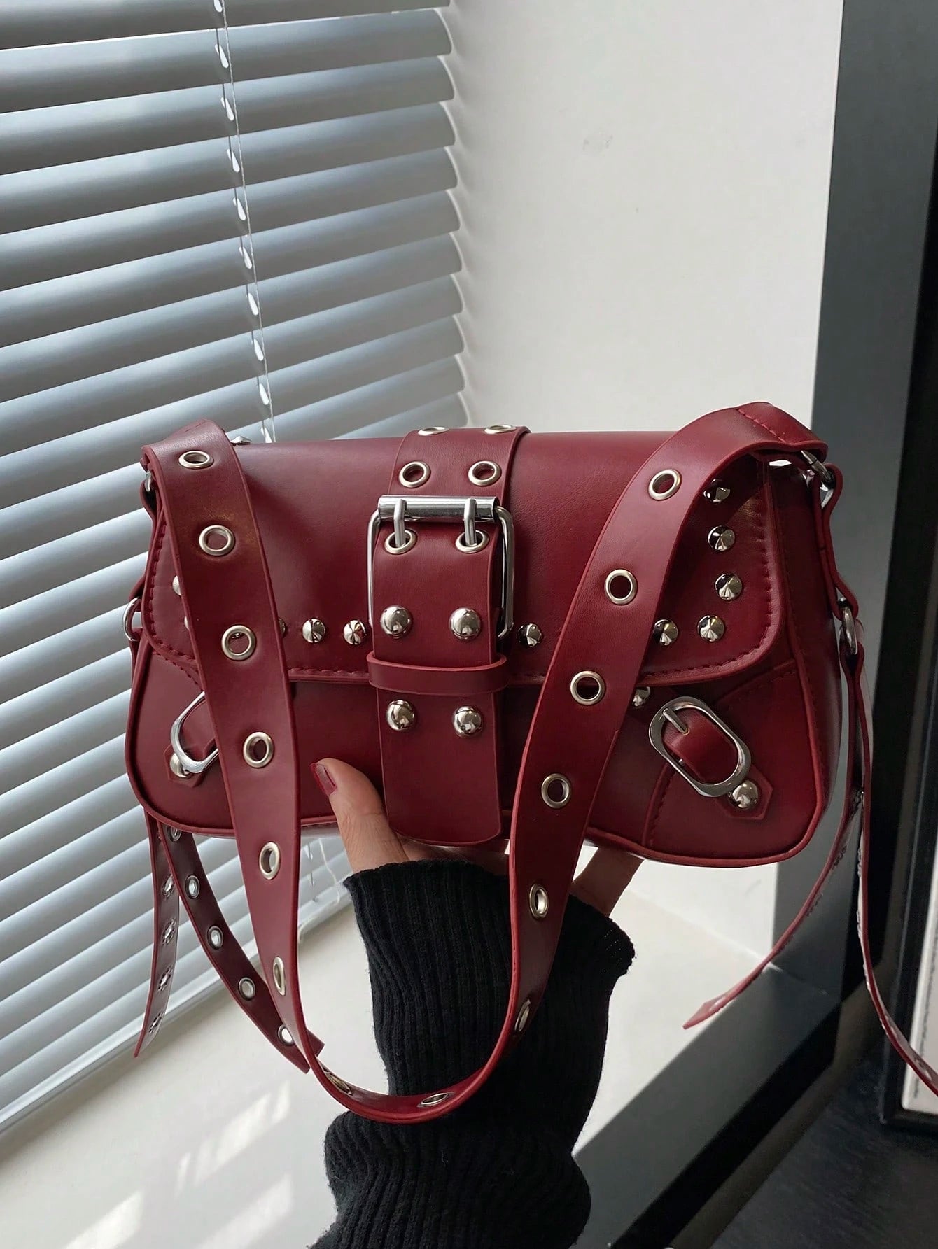Bolsa de Ombro Feminina Decorada com Rebite da Moda, Bolsa Axilar, Bolsa Meia-Lua, Bolsa de Motoqueiro com Fecho de Cinto de Couro
