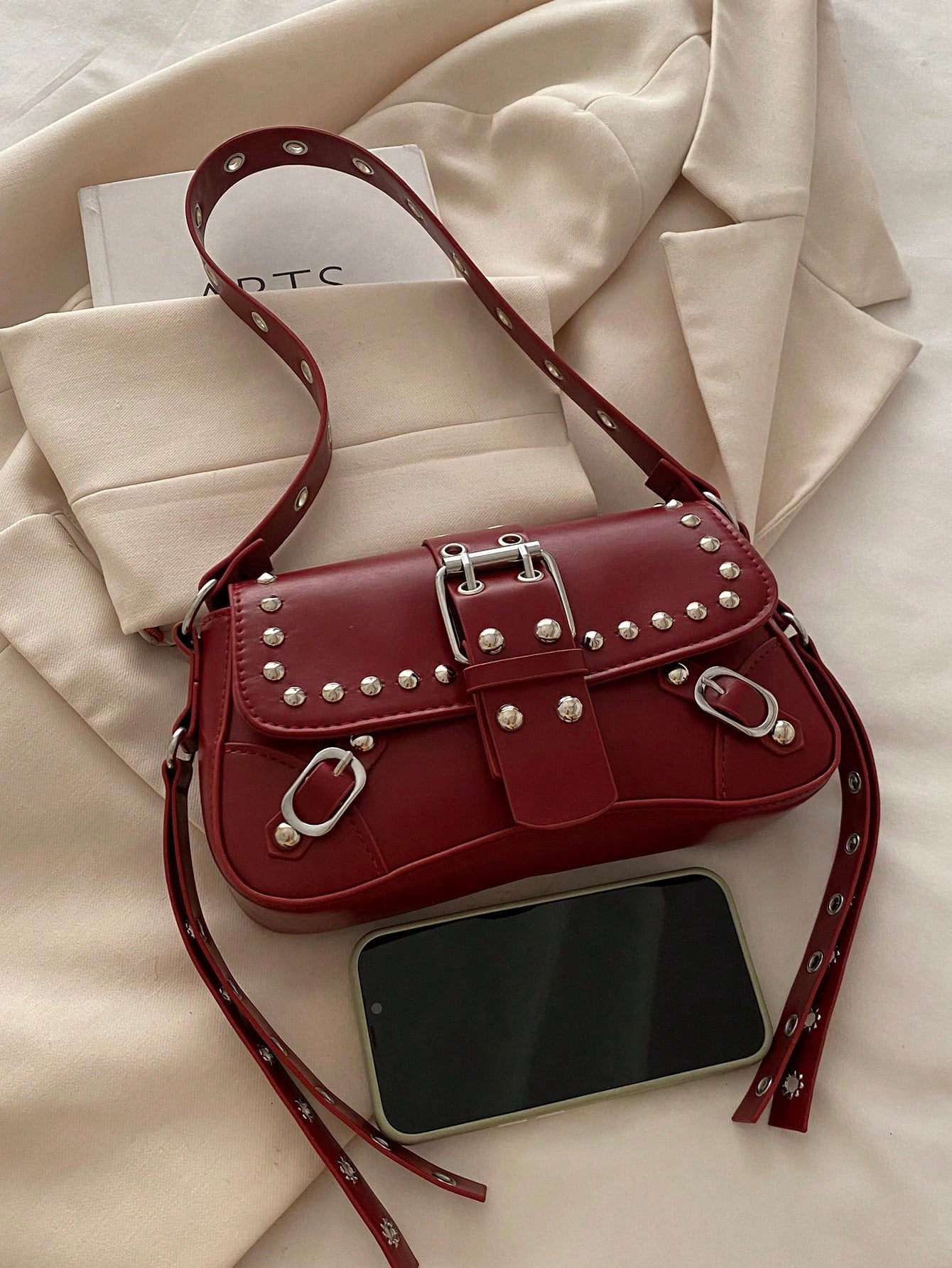 Bolsa de Ombro Feminina Decorada com Rebite da Moda, Bolsa Axilar, Bolsa Meia-Lua, Bolsa de Motoqueiro com Fecho de Cinto de Couro