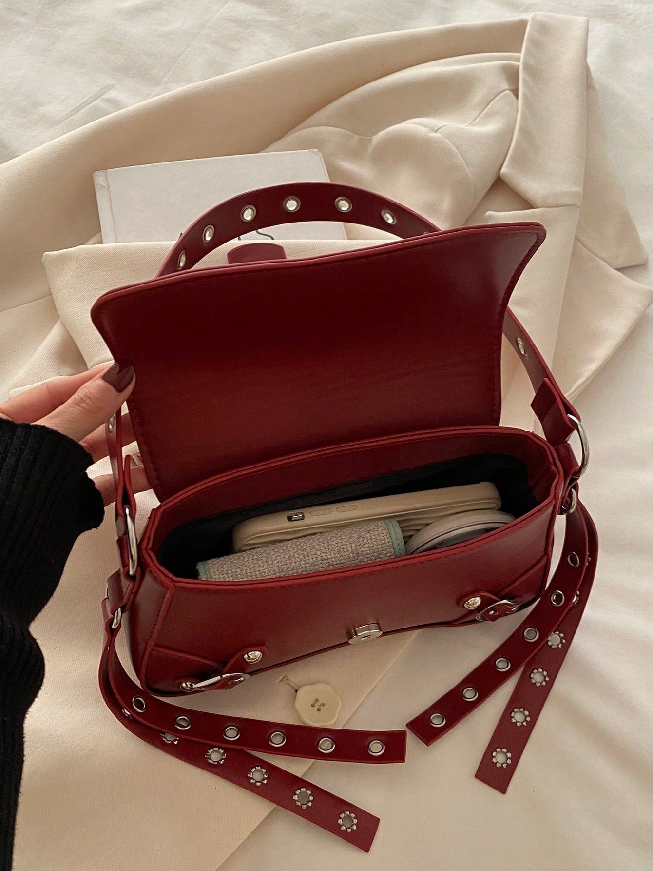 Bolsa de Ombro Feminina Decorada com Rebite da Moda, Bolsa Axilar, Bolsa Meia-Lua, Bolsa de Motoqueiro com Fecho de Cinto de Couro