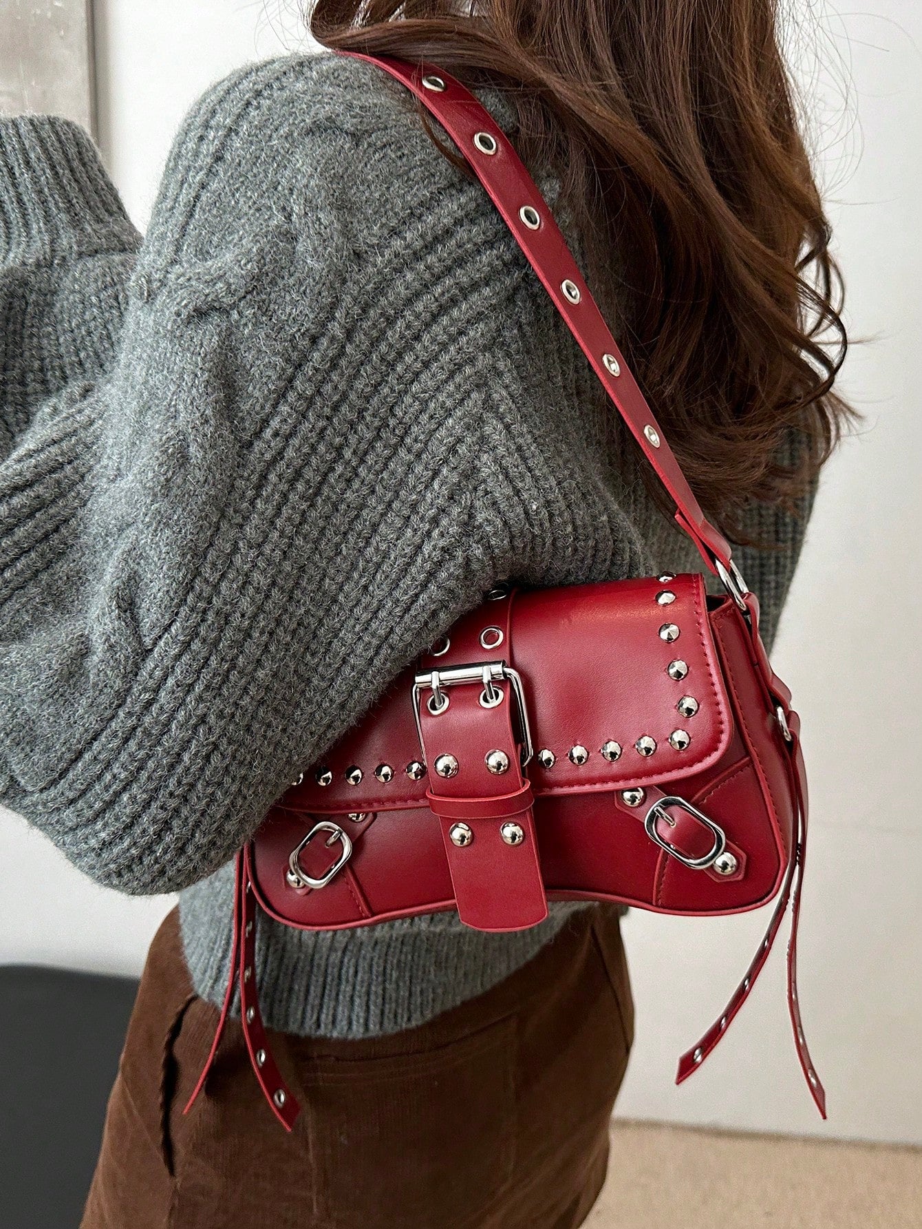 Bolsa de Ombro Feminina Decorada com Rebite da Moda, Bolsa Axilar, Bolsa Meia-Lua, Bolsa de Motoqueiro com Fecho de Cinto de Couro