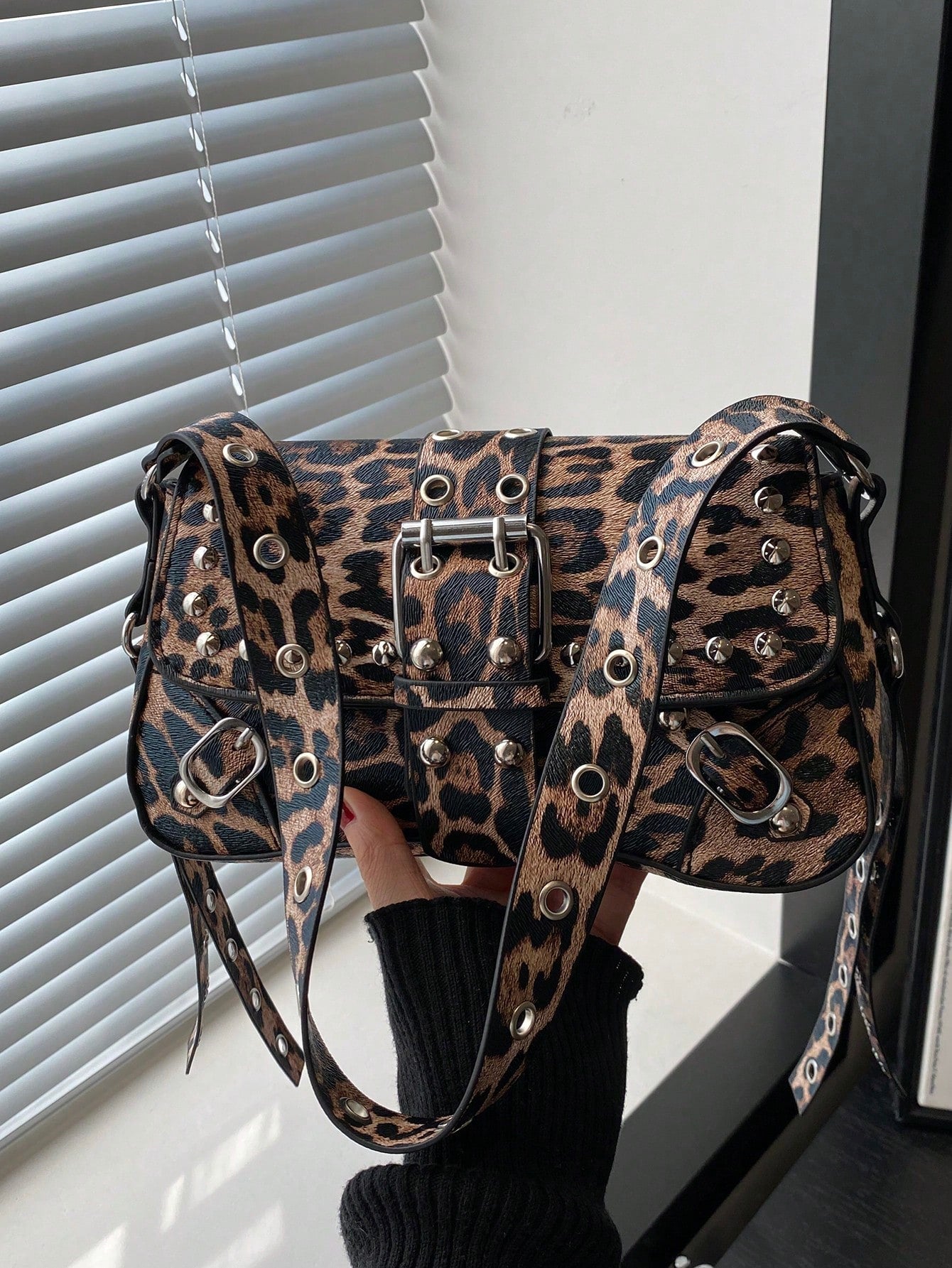 Bolsa de Ombro Feminina Decorada com Rebite da Moda, Bolsa Axilar, Bolsa Meia-Lua, Bolsa de Motoqueiro com Fecho de Cinto de Couro