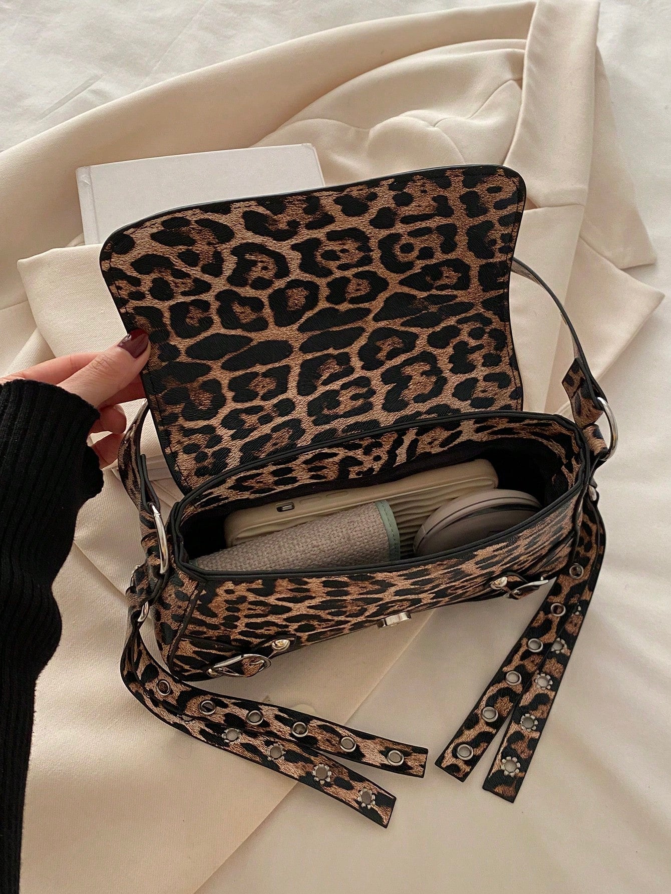 Bolsa de Ombro Feminina Decorada com Rebite da Moda, Bolsa Axilar, Bolsa Meia-Lua, Bolsa de Motoqueiro com Fecho de Cinto de Couro