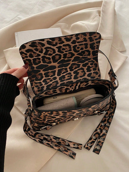 Bolsa de Ombro Feminina Decorada com Rebite da Moda, Bolsa Axilar, Bolsa Meia-Lua, Bolsa de Motoqueiro com Fecho de Cinto de Couro