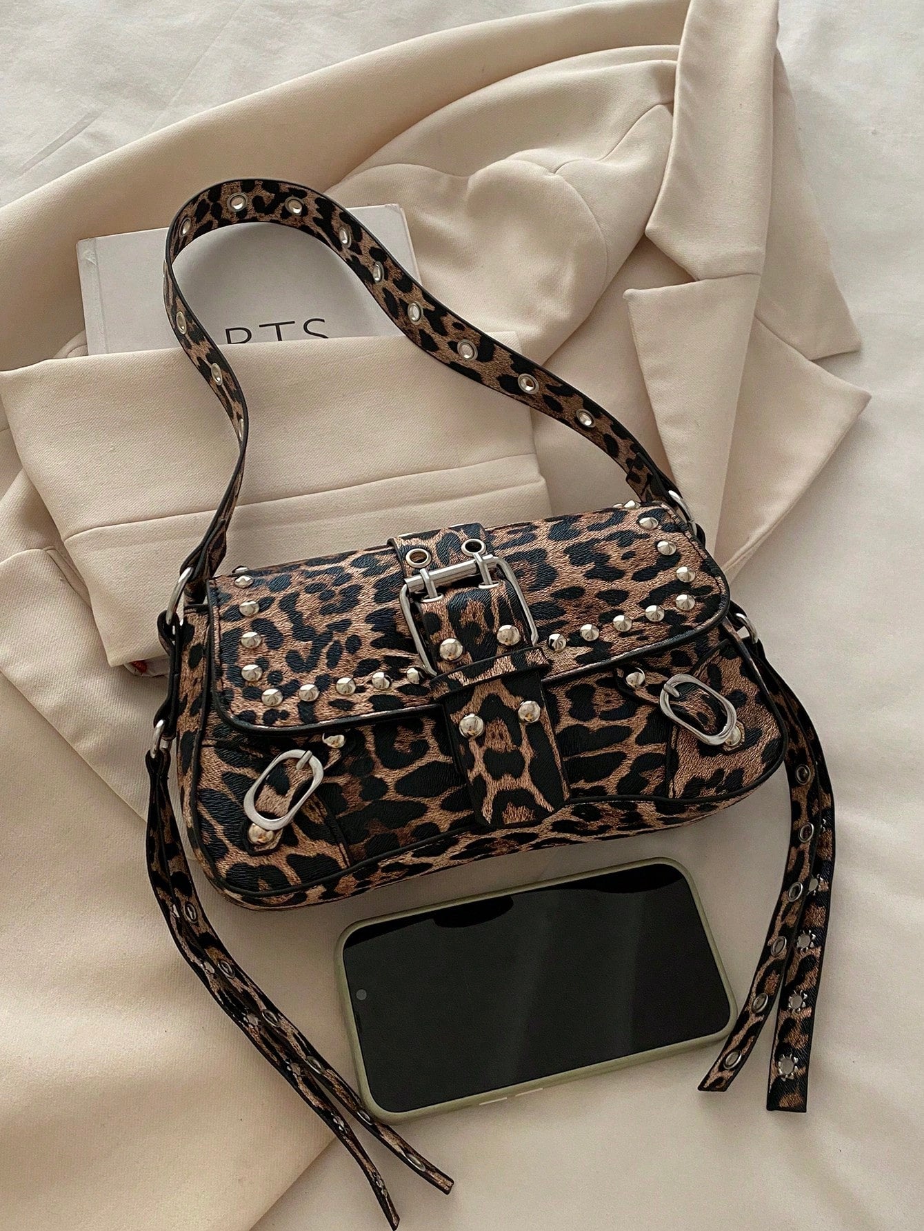 Bolsa de Ombro Feminina Decorada com Rebite da Moda, Bolsa Axilar, Bolsa Meia-Lua, Bolsa de Motoqueiro com Fecho de Cinto de Couro