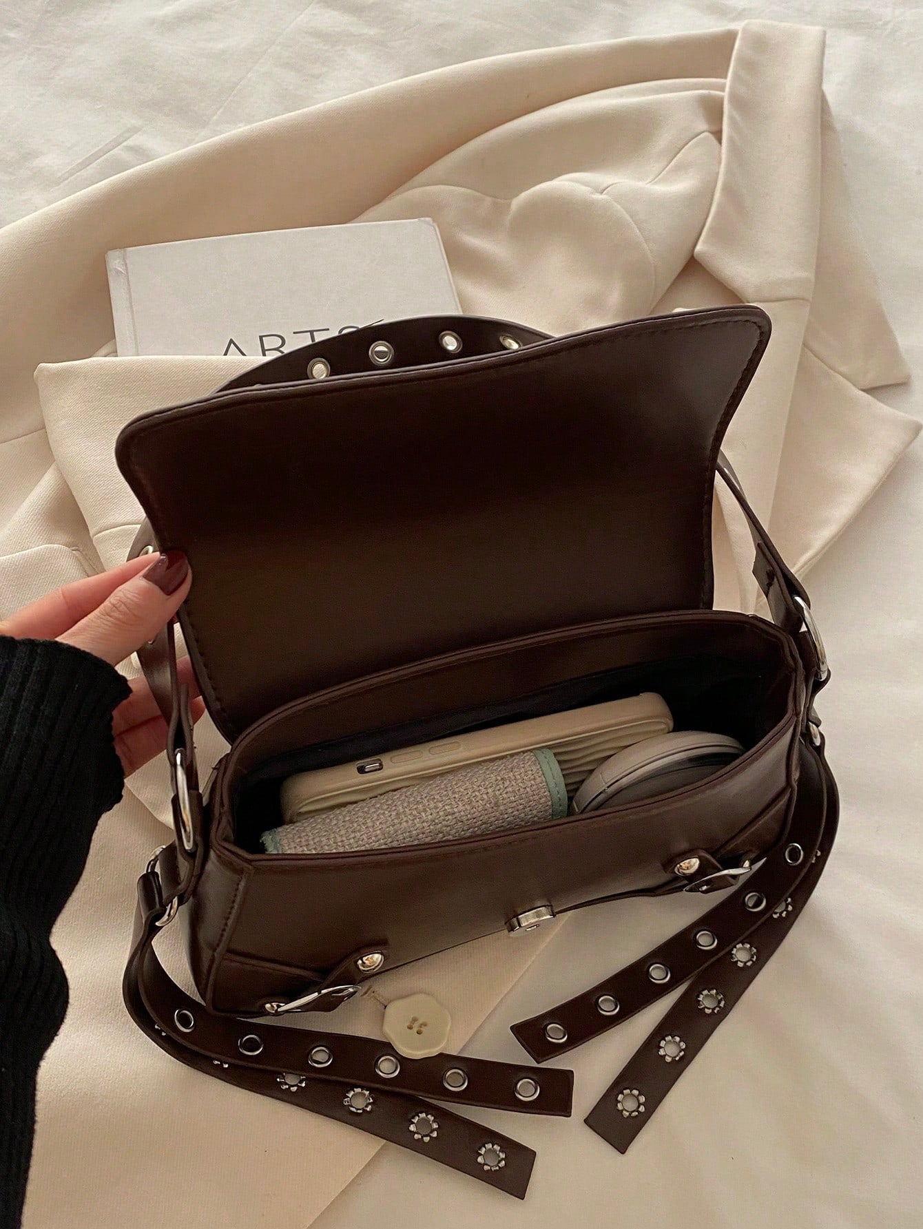 Bolsa de Ombro Feminina Decorada com Rebite da Moda, Bolsa Axilar, Bolsa Meia-Lua, Bolsa de Motoqueiro com Fecho de Cinto de Couro
