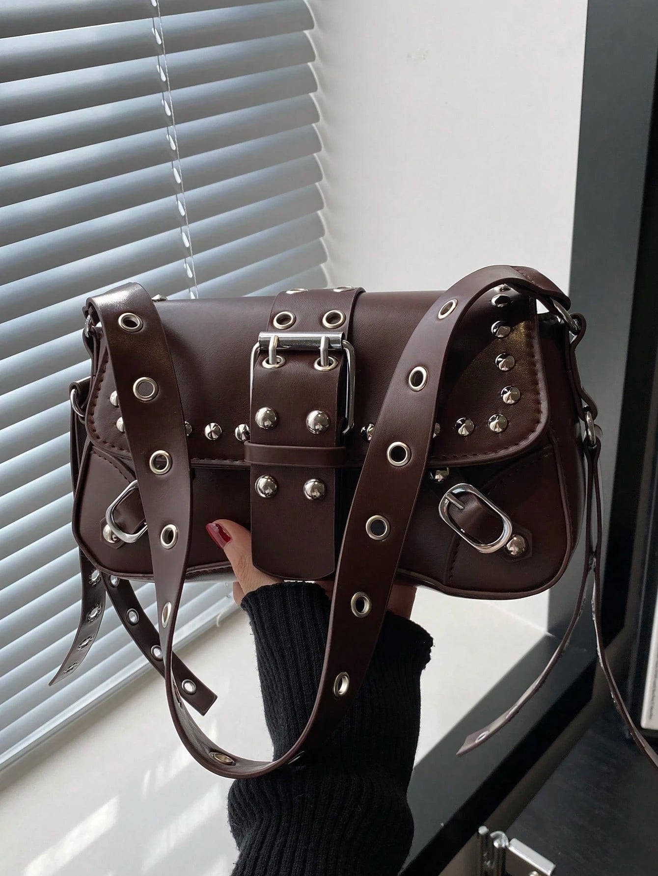 Bolsa de Ombro Feminina Decorada com Rebite da Moda, Bolsa Axilar, Bolsa Meia-Lua, Bolsa de Motoqueiro com Fecho de Cinto de Couro