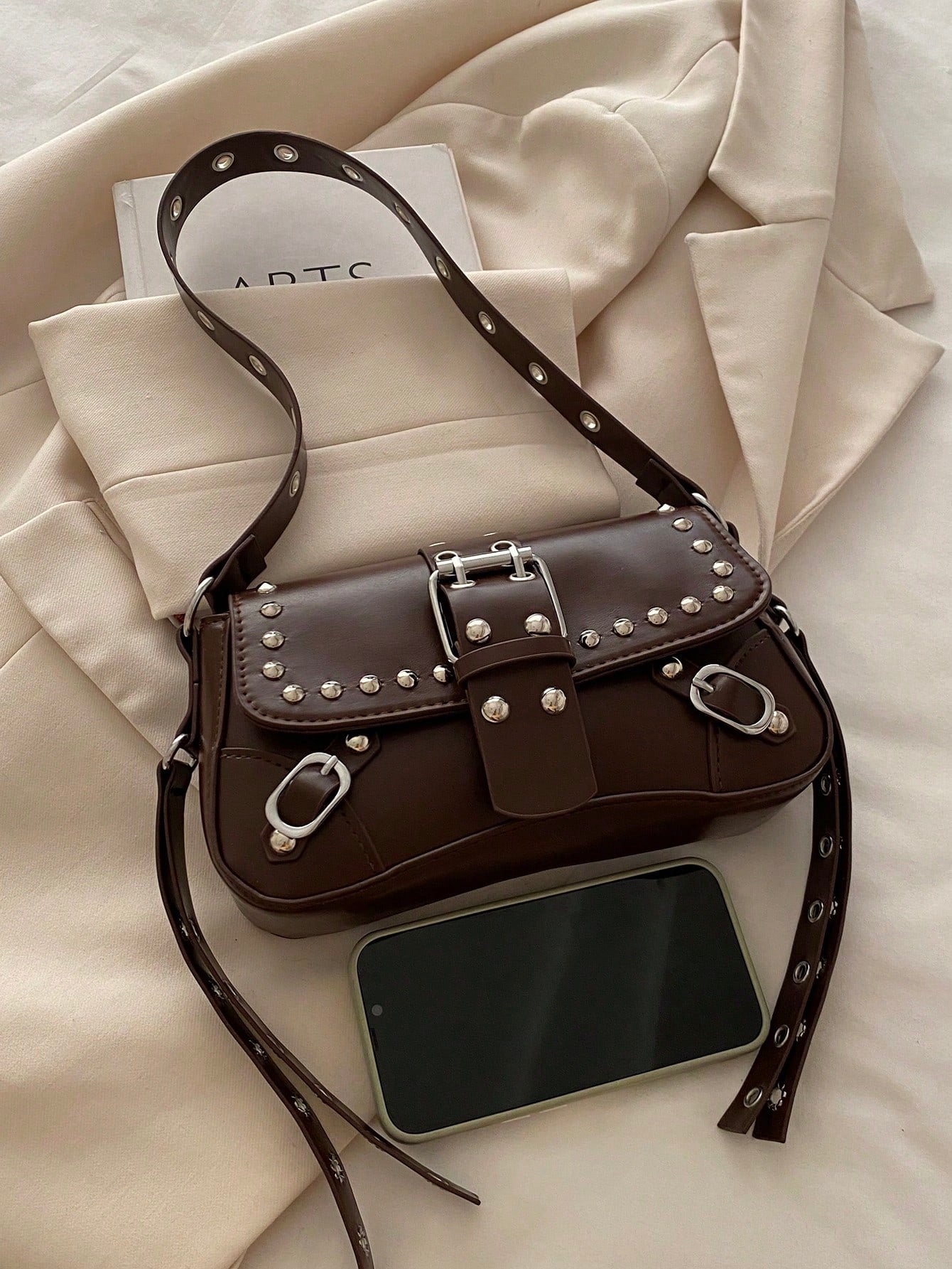 Bolsa de Ombro Feminina Decorada com Rebite da Moda, Bolsa Axilar, Bolsa Meia-Lua, Bolsa de Motoqueiro com Fecho de Cinto de Couro