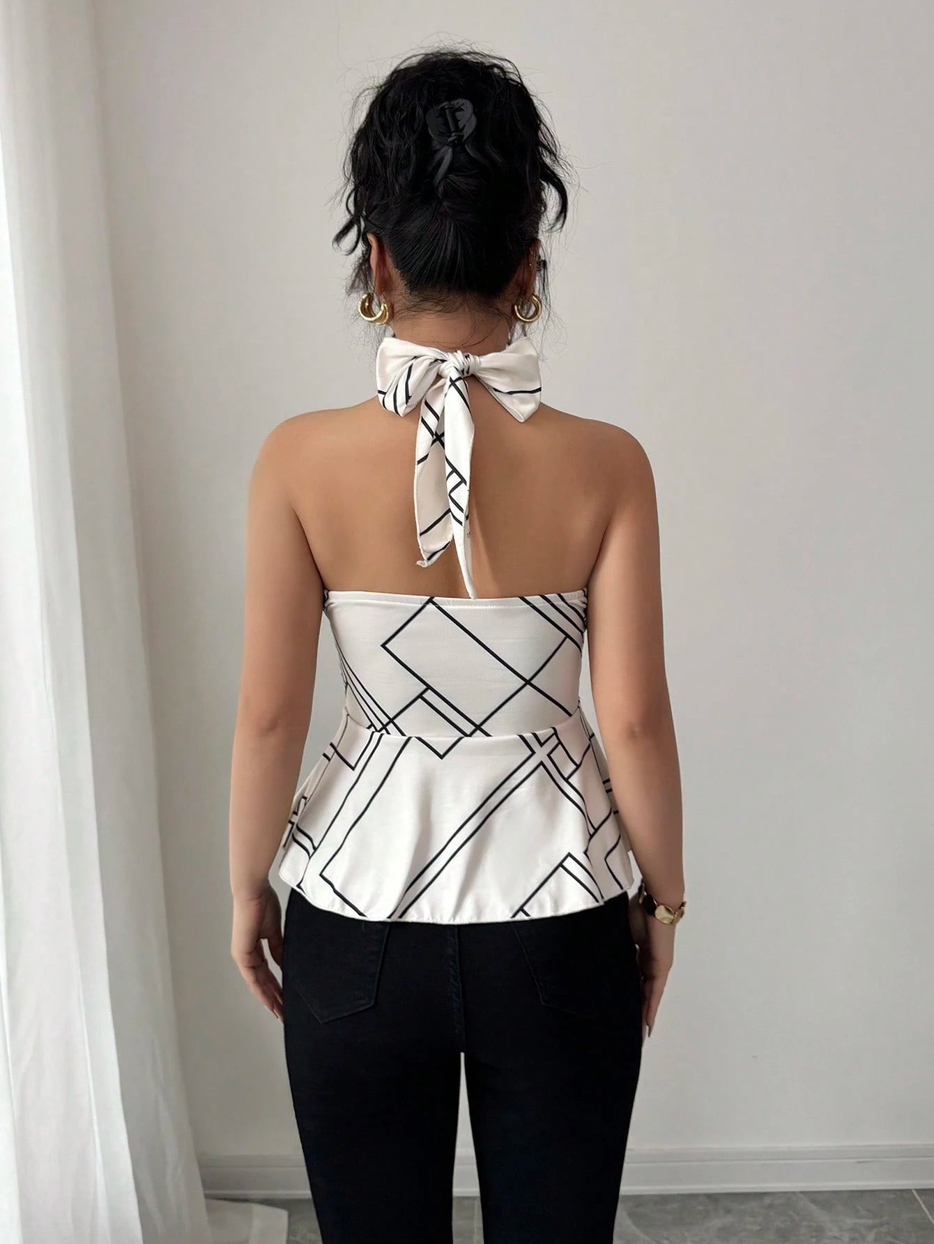 Glyssa Regata Sexy com Decote Halter Pescoço Cruzado, Cintura Marcada e Bainha Evasê, Casual de Primavera e Verão para Férias, Estilo Canelado Preto e Branco
