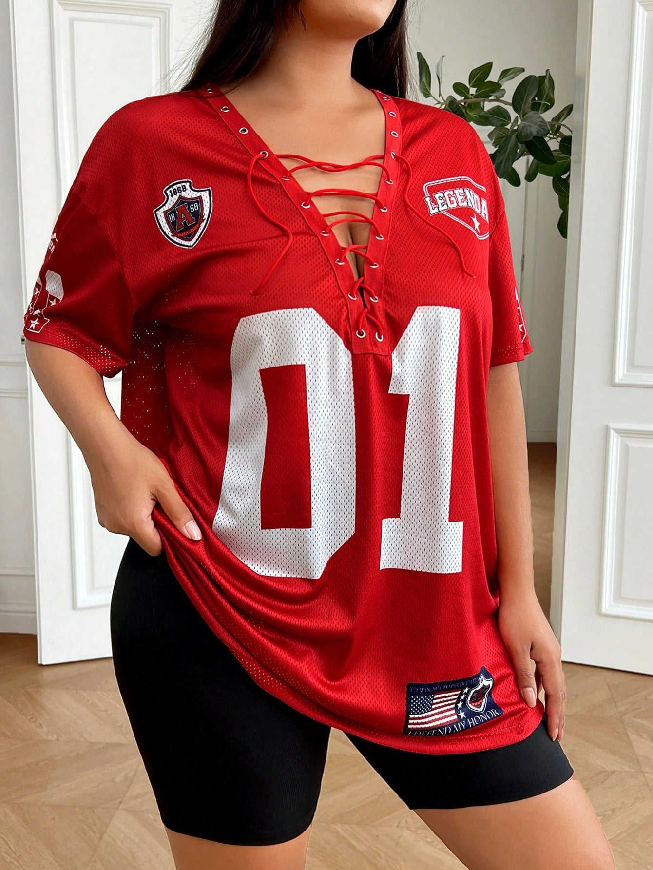 Camiseta Preta Larga com Cordão e Pompom, Plus Size