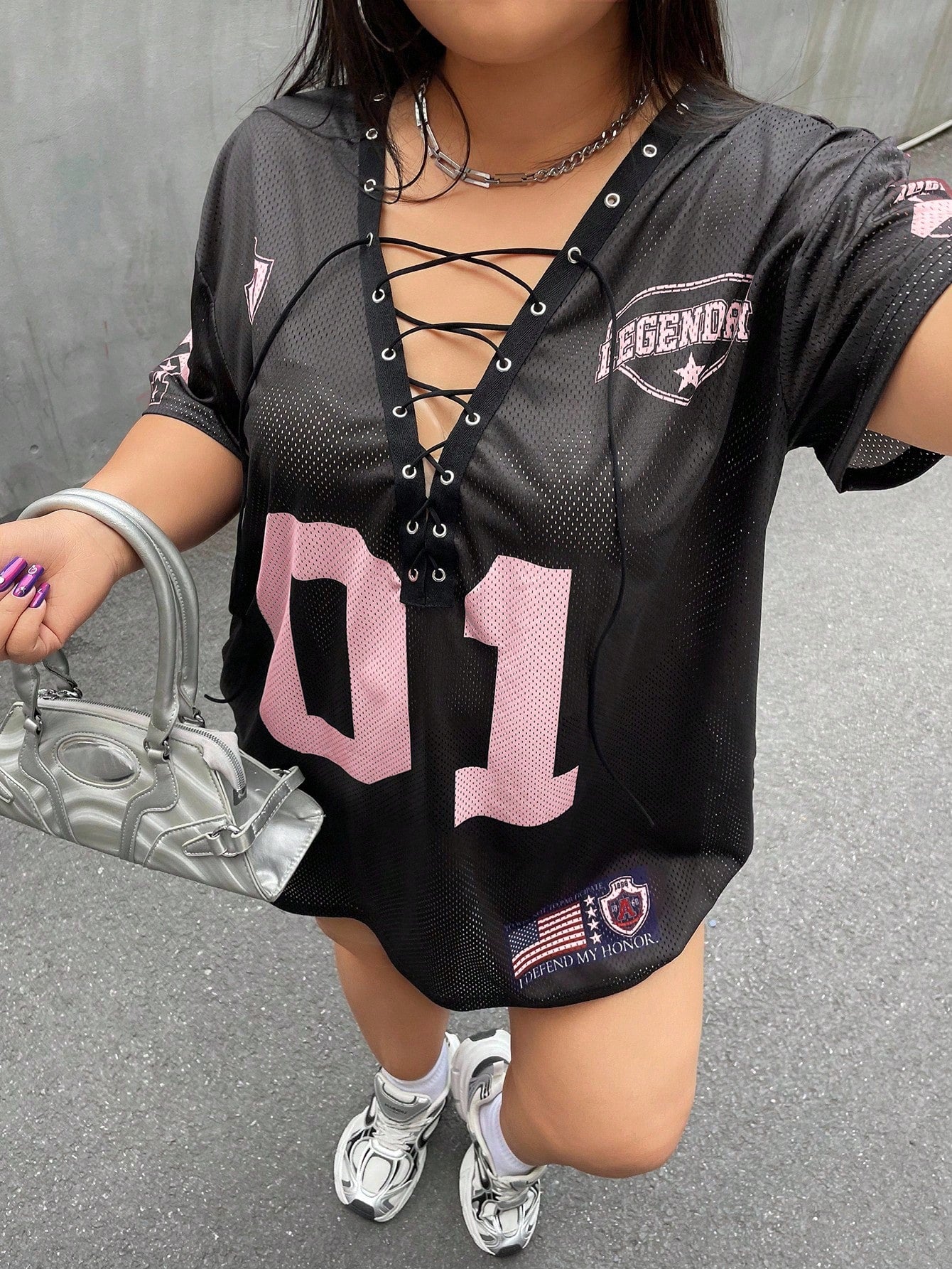 Camiseta Preta Larga com Cordão e Pompom, Plus Size