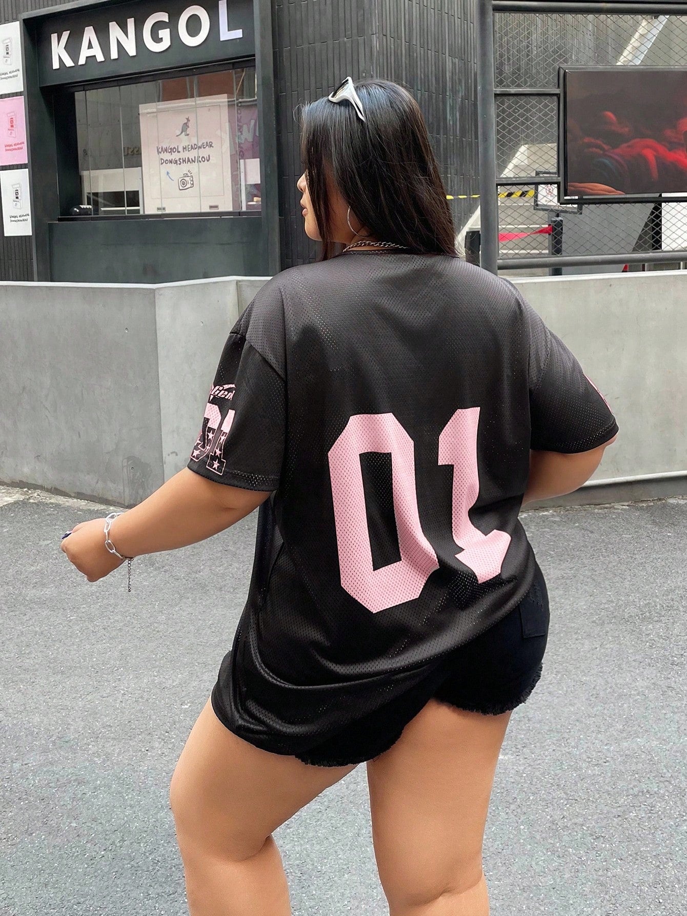 Camiseta Preta Larga com Cordão e Pompom, Plus Size