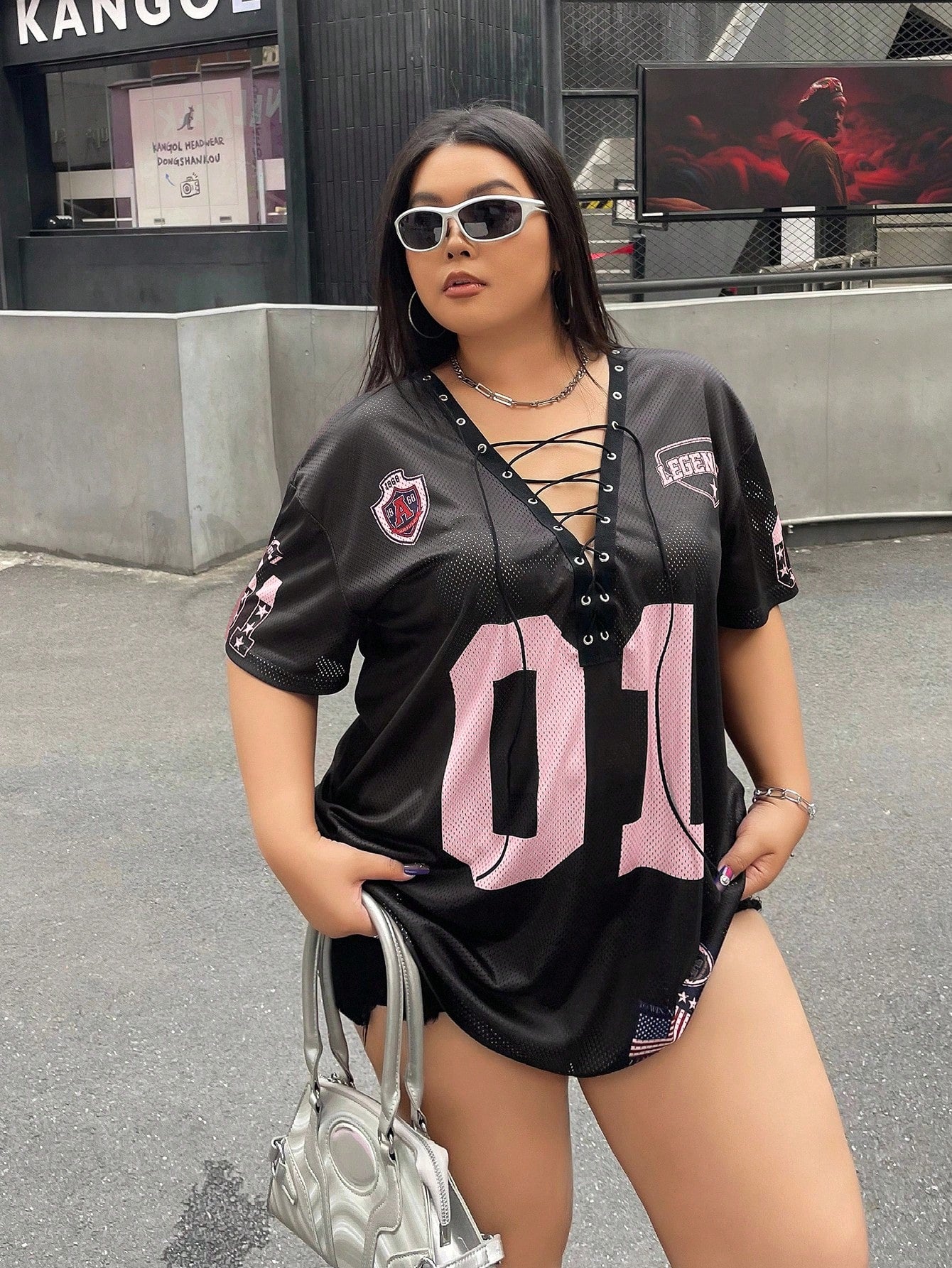 Camiseta Preta Larga com Cordão e Pompom, Plus Size