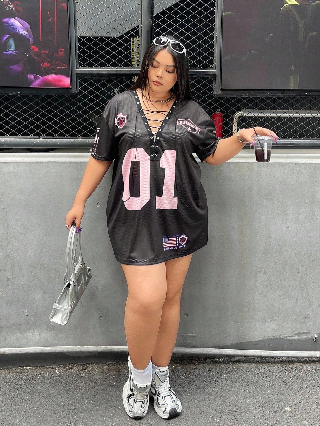 Camiseta Preta Larga com Cordão e Pompom, Plus Size