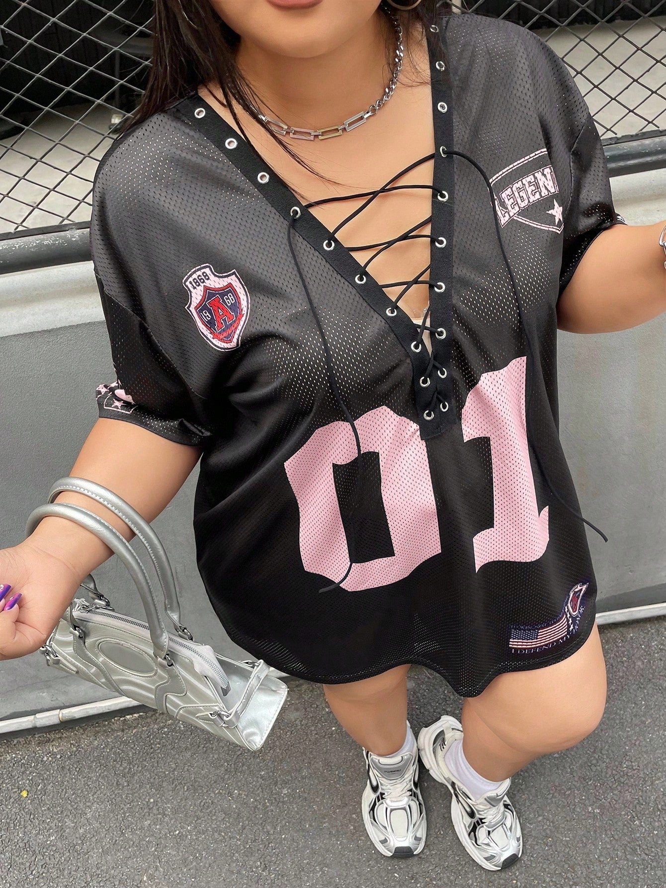 Camiseta Preta Larga com Cordão e Pompom, Plus Size
