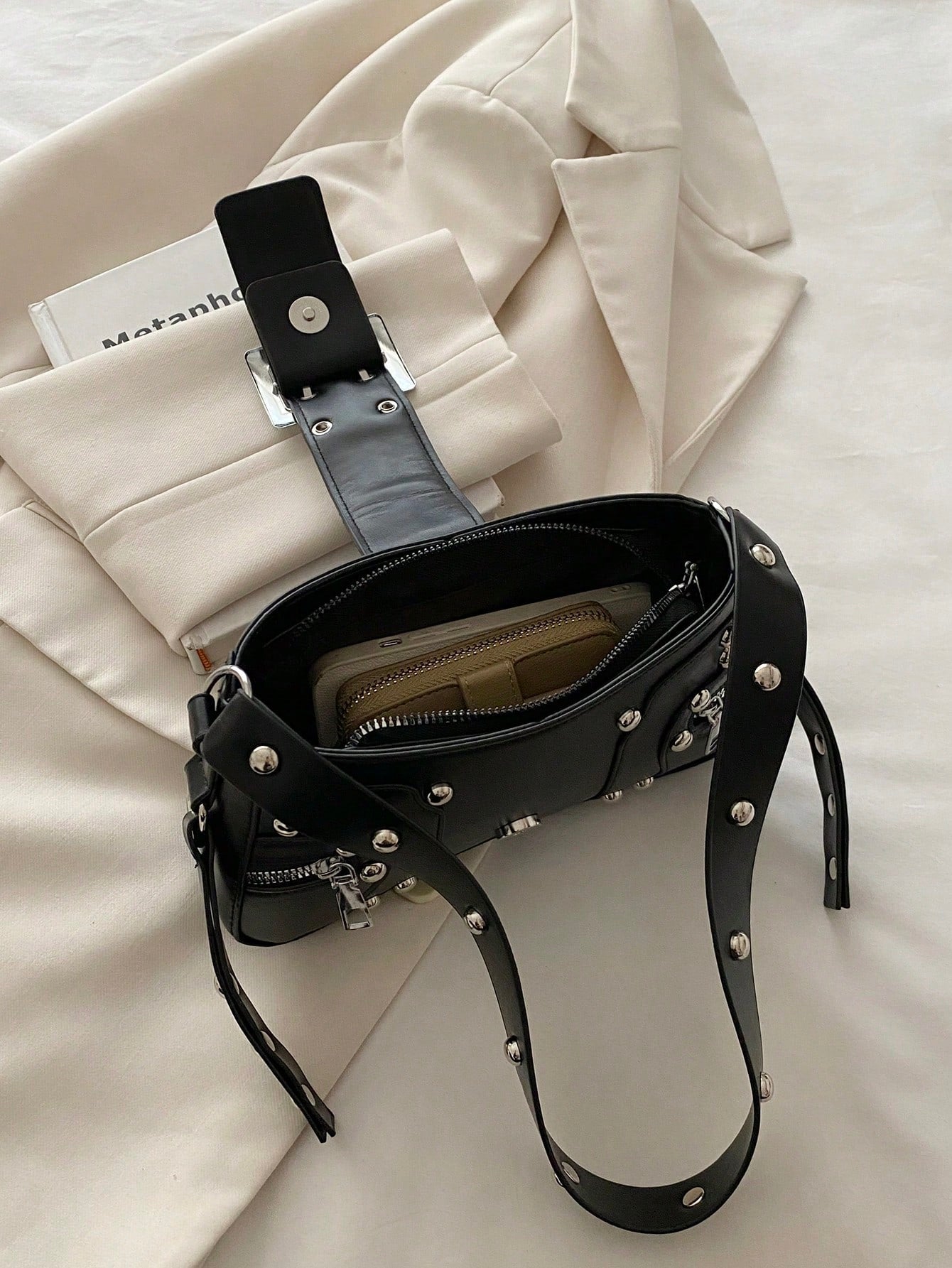 Bolsa de Ombro Feminina Decorada com Rebite da Moda, Bolsa Axilar, Bolsa Meia-Lua, Bolsa de Motoqueiro com Fecho de Cinto de Couro