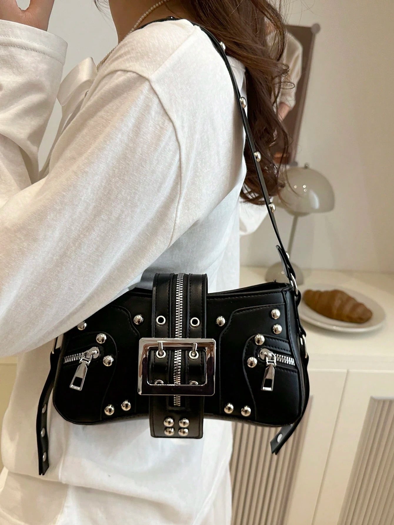 Bolsa de Ombro Feminina Decorada com Rebite da Moda, Bolsa Axilar, Bolsa Meia-Lua, Bolsa de Motoqueiro com Fecho de Cinto de Couro