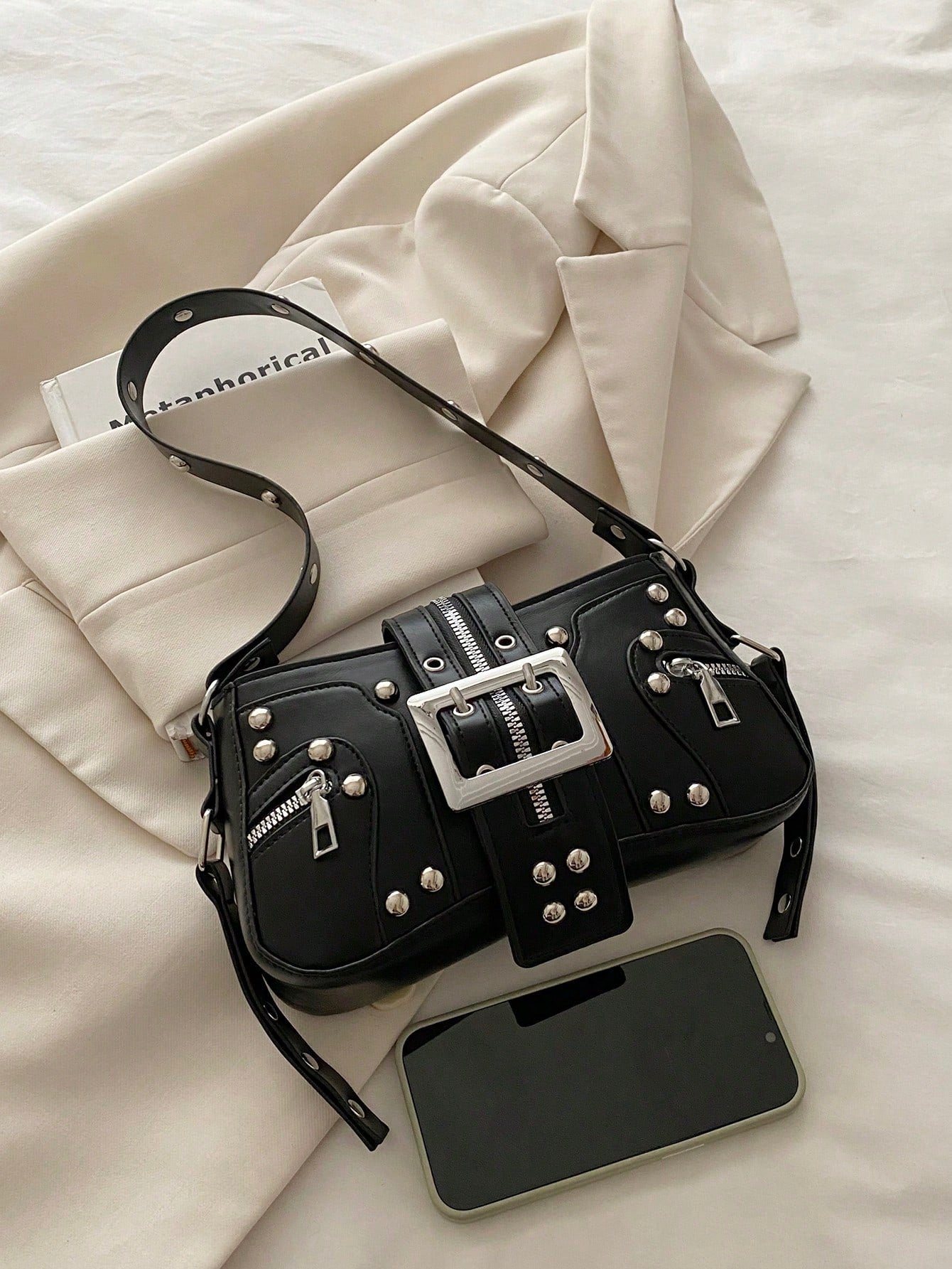 Bolsa de Ombro Feminina Decorada com Rebite da Moda, Bolsa Axilar, Bolsa Meia-Lua, Bolsa de Motoqueiro com Fecho de Cinto de Couro