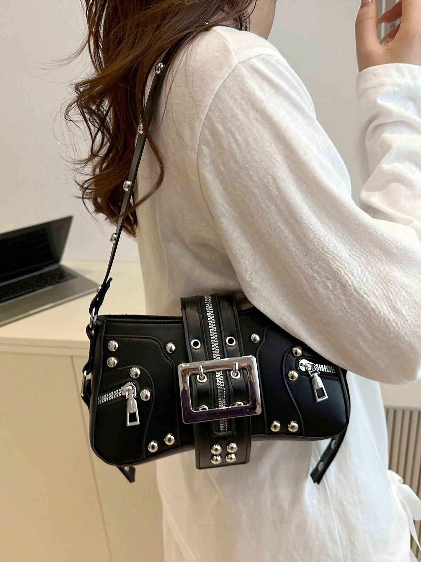 Bolsa de Ombro Feminina Decorada com Rebite da Moda, Bolsa Axilar, Bolsa Meia-Lua, Bolsa de Motoqueiro com Fecho de Cinto de Couro