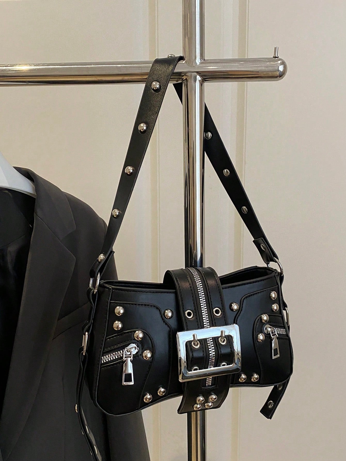 Bolsa de Ombro Feminina Decorada com Rebite da Moda, Bolsa Axilar, Bolsa Meia-Lua, Bolsa de Motoqueiro com Fecho de Cinto de Couro