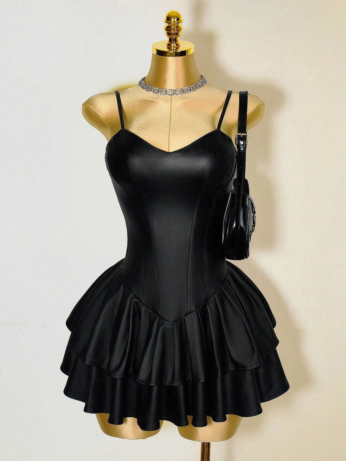 Mistrie Vestido Assimétrico Preto Sexy de Mulher, Corpete com Copo de PU, Cintura Marcada, Babado na Barra