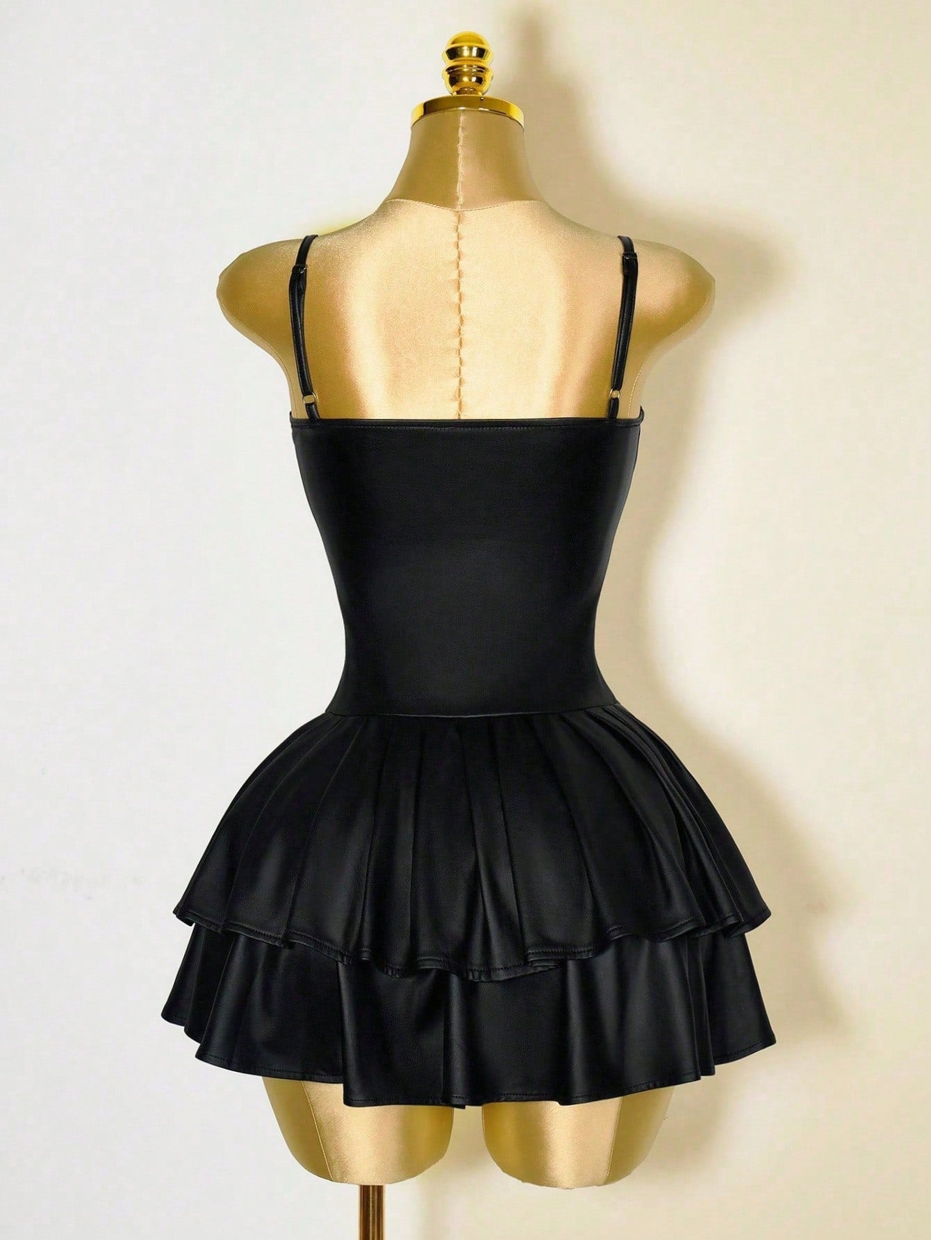 Mistrie Vestido Assimétrico Preto Sexy de Mulher, Corpete com Copo de PU, Cintura Marcada, Babado na Barra