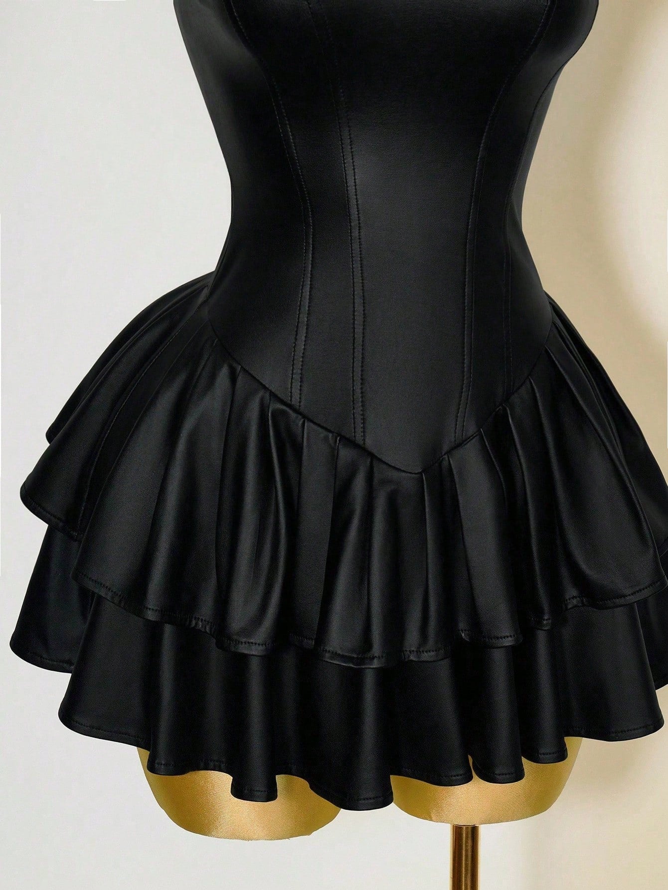 Mistrie Vestido Assimétrico Preto Sexy de Mulher, Corpete com Copo de PU, Cintura Marcada, Babado na Barra