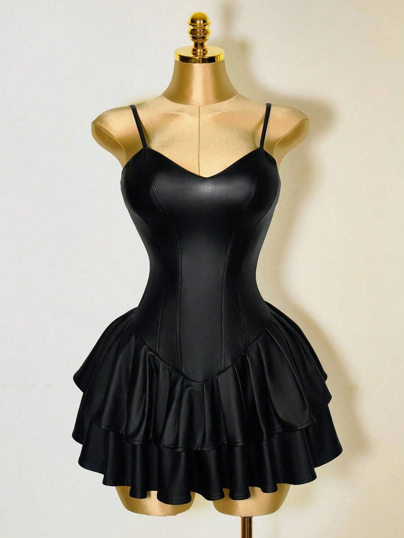 Mistrie Vestido Assimétrico Preto Sexy de Mulher, Corpete com Copo de PU, Cintura Marcada, Babado na Barra