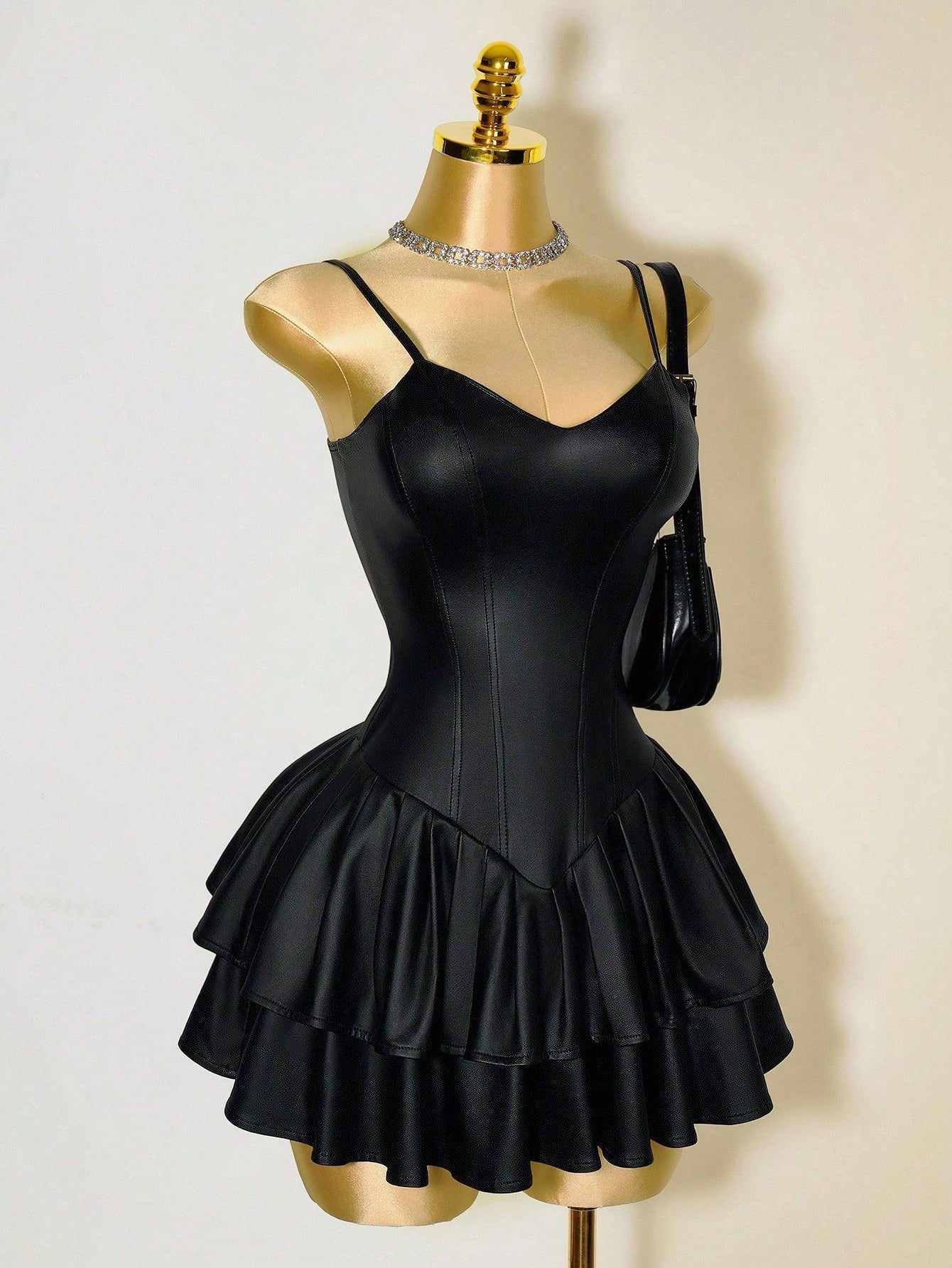 Mistrie Vestido Assimétrico Preto Sexy de Mulher, Corpete com Copo de PU, Cintura Marcada, Babado na Barra