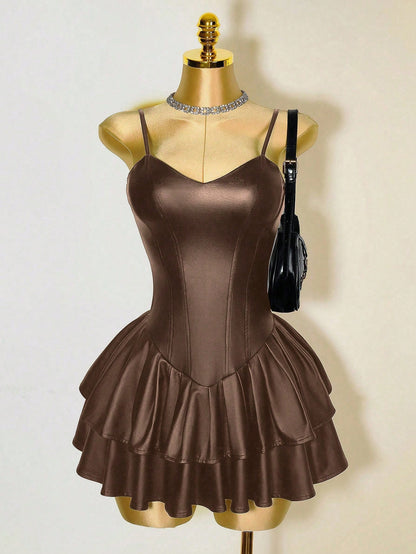 Mistrie Vestido Assimétrico Preto Sexy de Mulher, Corpete com Copo de PU, Cintura Marcada, Babado na Barra
