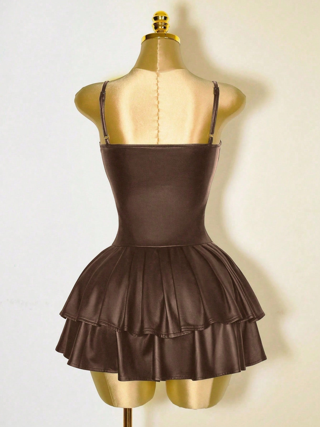 Mistrie Vestido Assimétrico Preto Sexy de Mulher, Corpete com Copo de PU, Cintura Marcada, Babado na Barra