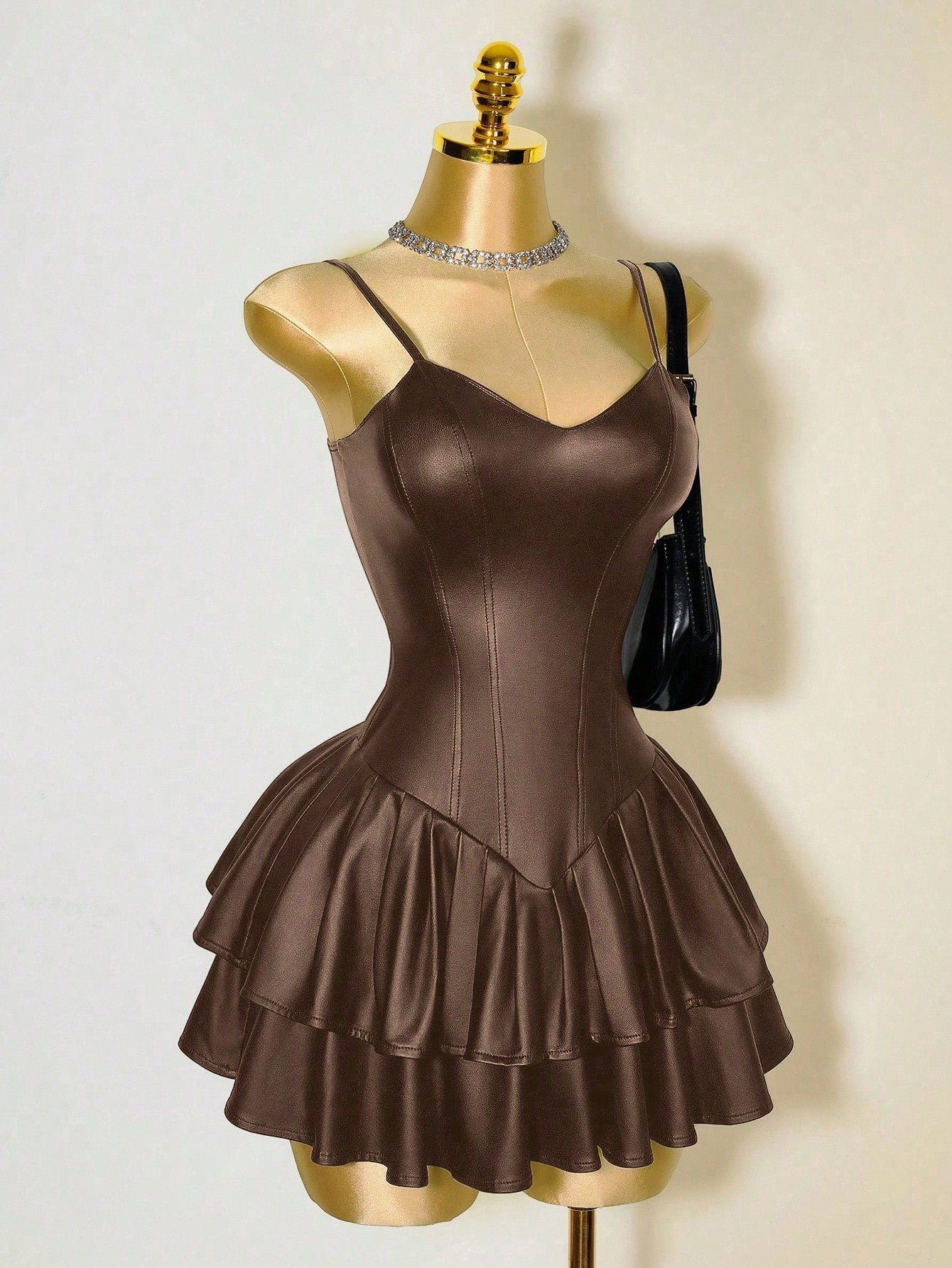 Mistrie Vestido Assimétrico Preto Sexy de Mulher, Corpete com Copo de PU, Cintura Marcada, Babado na Barra