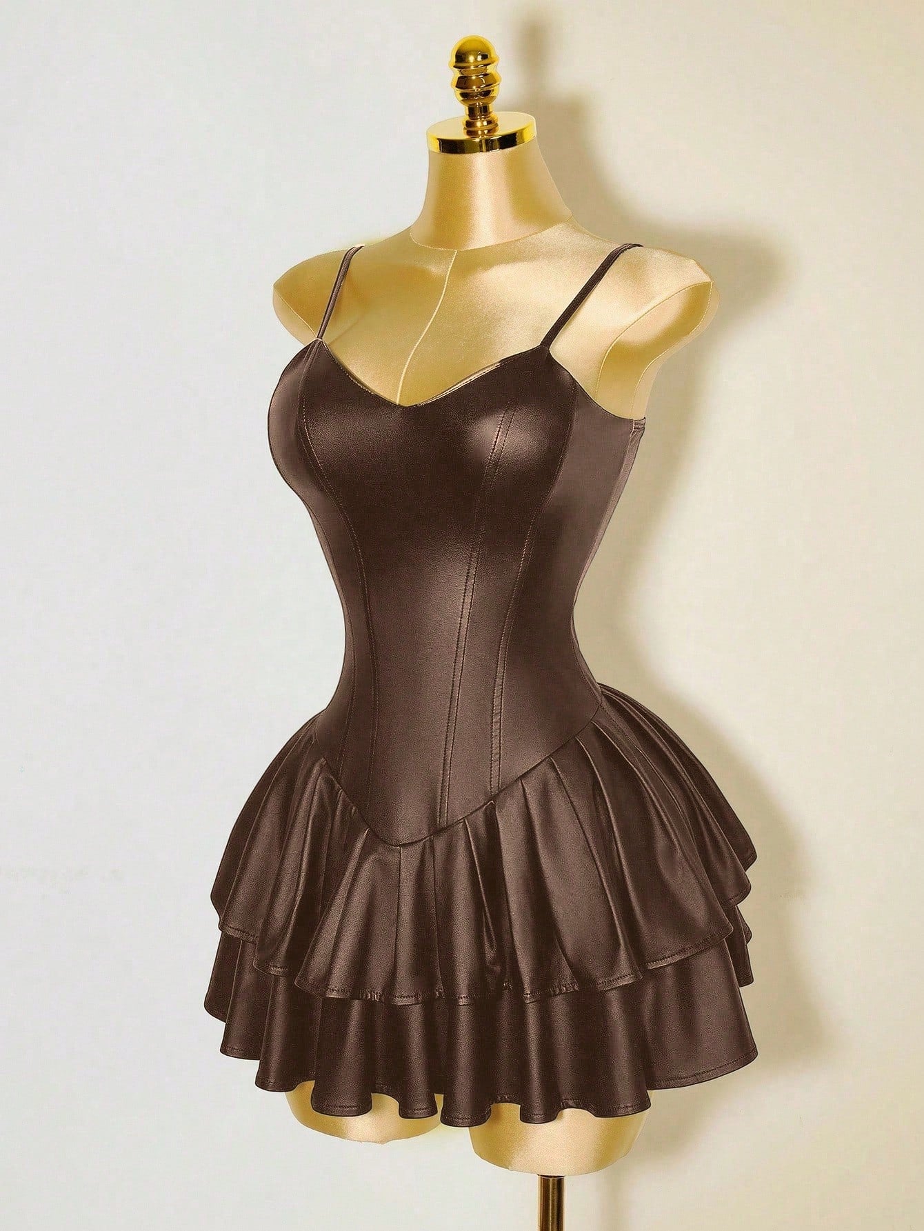 Mistrie Vestido Assimétrico Preto Sexy de Mulher, Corpete com Copo de PU, Cintura Marcada, Babado na Barra