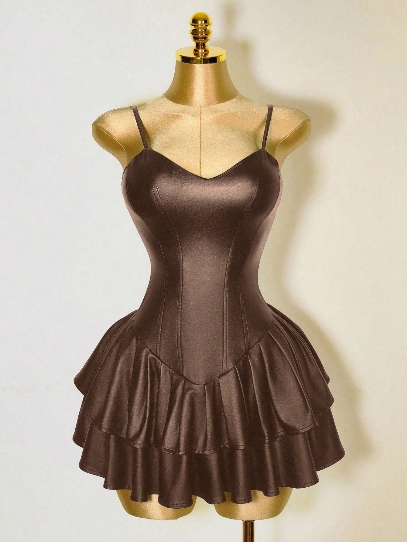Mistrie Vestido Assimétrico Preto Sexy de Mulher, Corpete com Copo de PU, Cintura Marcada, Babado na Barra